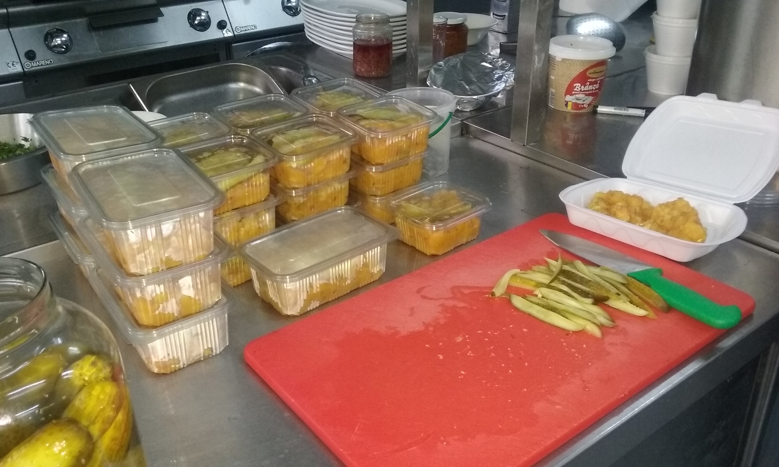 „DAU”, proiectul prin care fetele de la Colegiul „Sfântul Nicolae” gătesc săptămânal pentru oamenii străzii