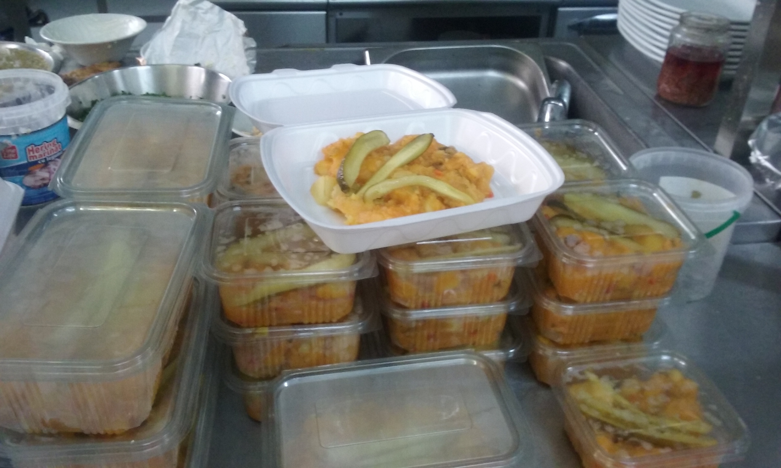 „DAU”, proiectul prin care fetele de la Colegiul „Sfântul Nicolae” gătesc săptămânal pentru oamenii străzii