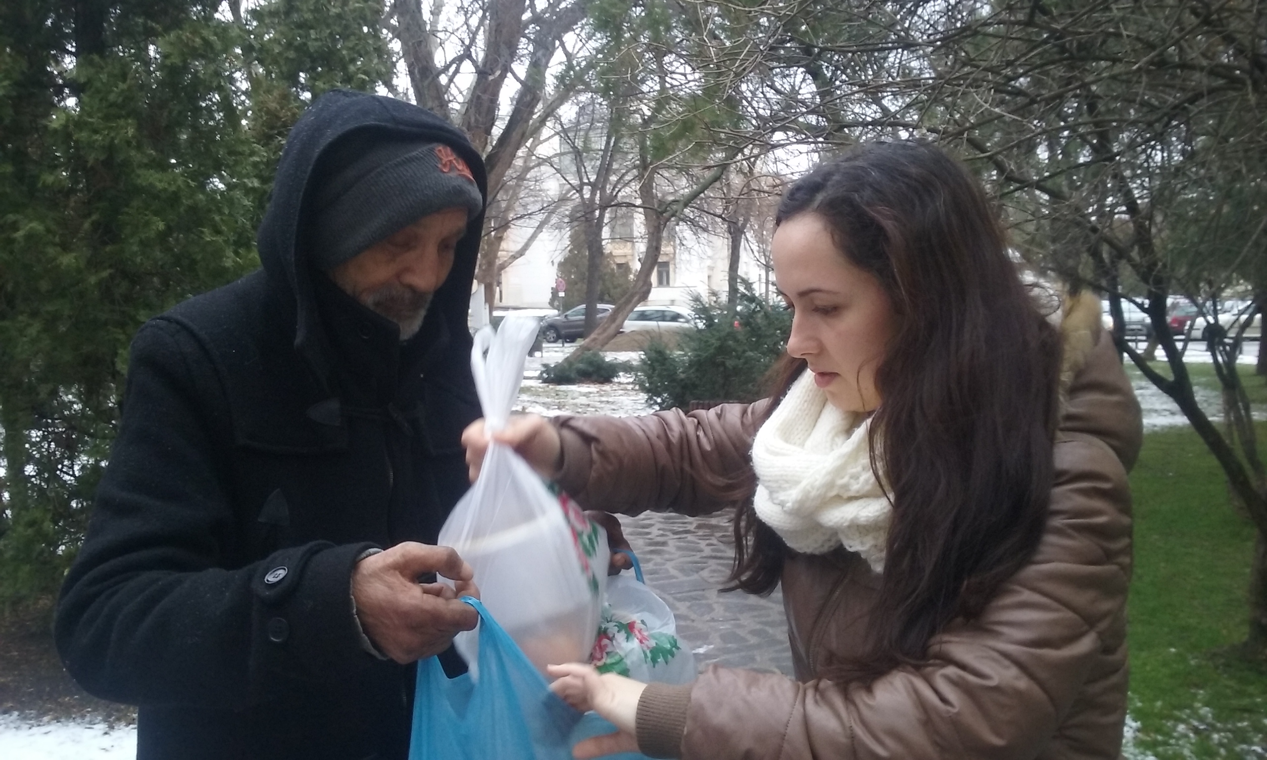 „DAU”, proiectul prin care fetele de la Colegiul „Sfântul Nicolae” gătesc săptămânal pentru oamenii străzii