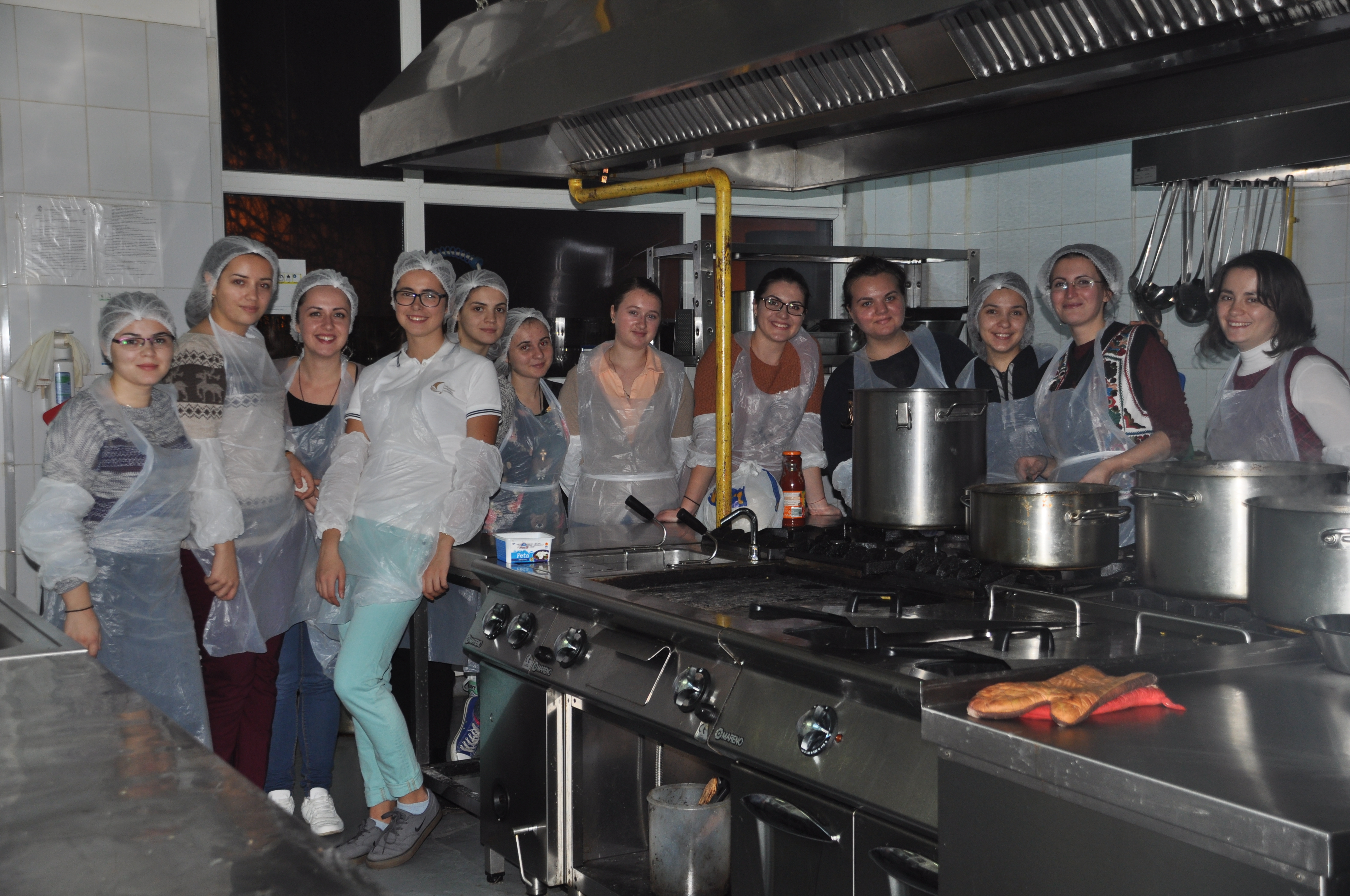 „DAU”, proiectul prin care fetele de la Colegiul „Sfântul Nicolae” gătesc săptămânal pentru oamenii străzii