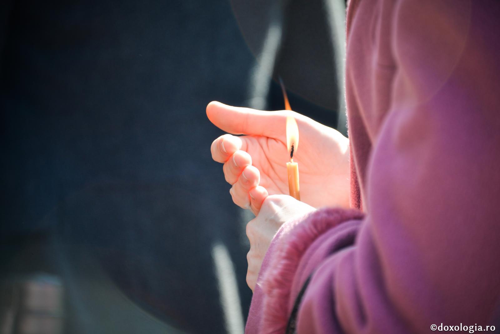 lumânare aprinsă în mână