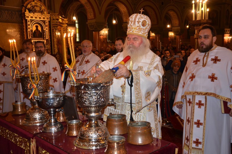 IPS Ioan al Banatului – milostenie pentru o familie cu patru copii IPS Ioan al Banatului – milostenie pentru o familie cu patru copii