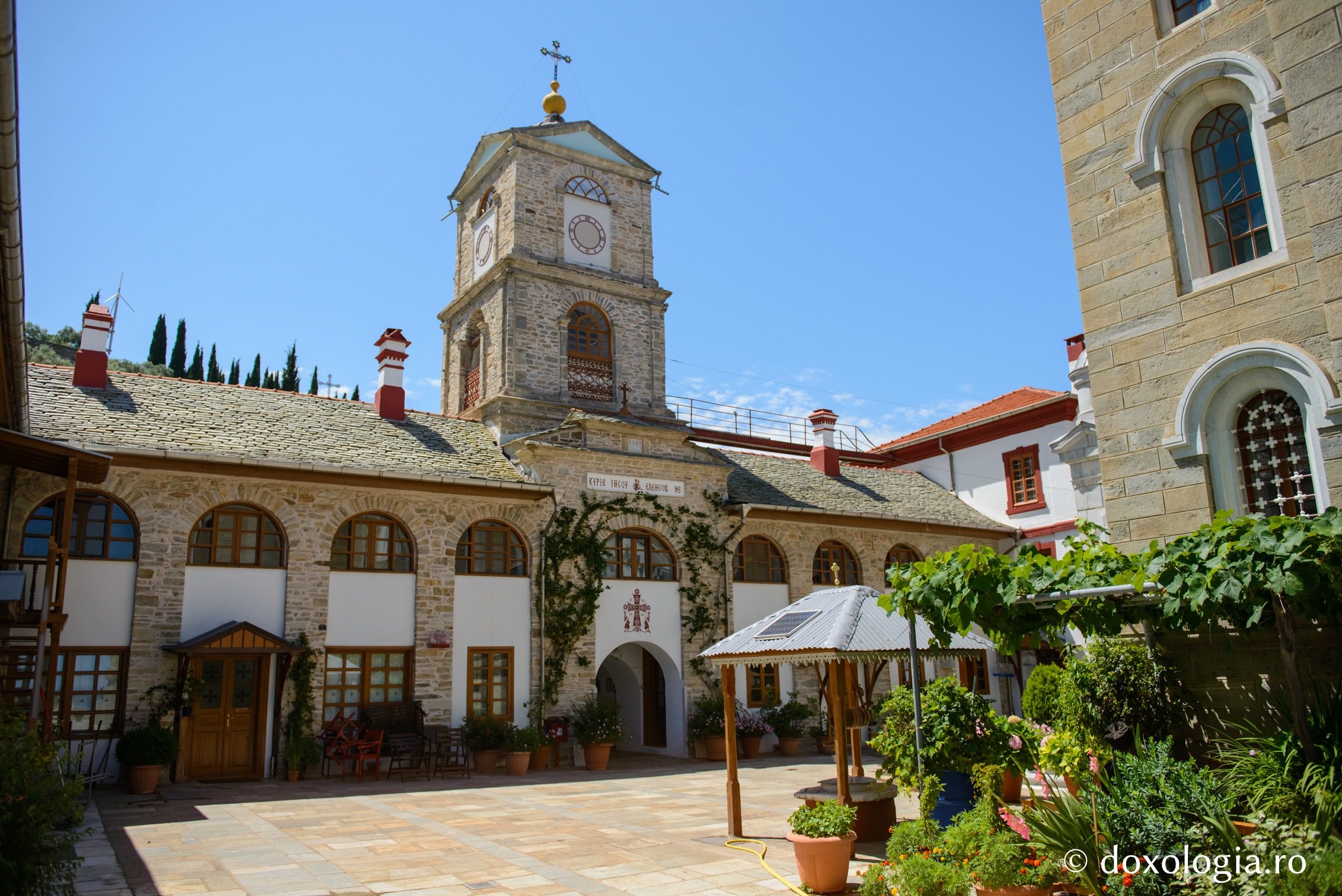 Ansamblul clădirilor Schitului „Sfântul Ilie” – Athos / Foto: Pr. Silviu Cluci Ansamblul clădirilor Schitului „Sfântul Ilie” – Athos