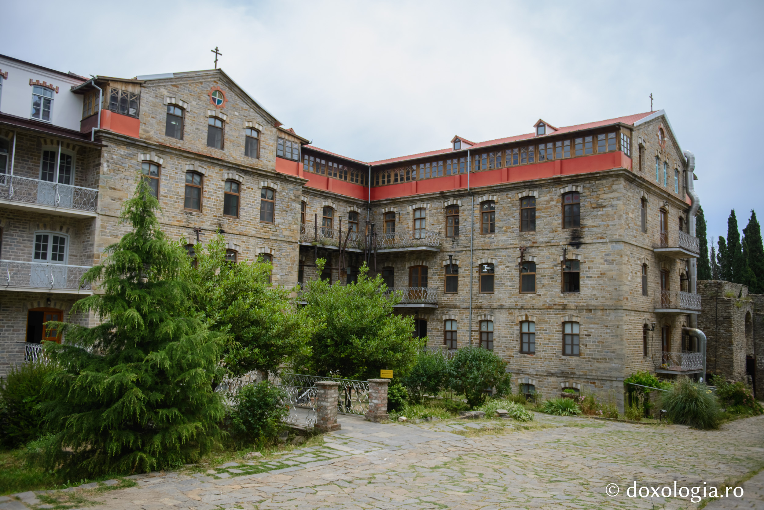 Ansamblul clădirilor Schitului „Sfântul Andrei” ‒ Athos / Foto: Pr. Silviu Cluci Ansamblul clădirilor Schitului „Sfântul Andrei” ‒ Athos