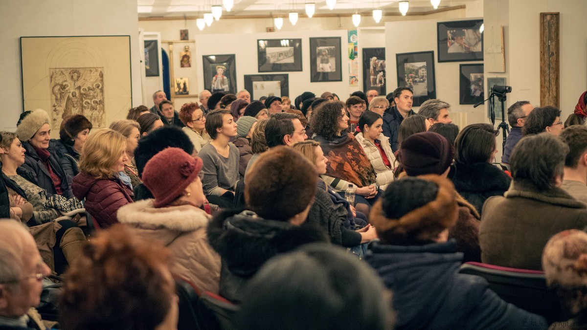 Expoziţia (în)Tineri(re), ediţia a III-a, vernisată la Iaşi