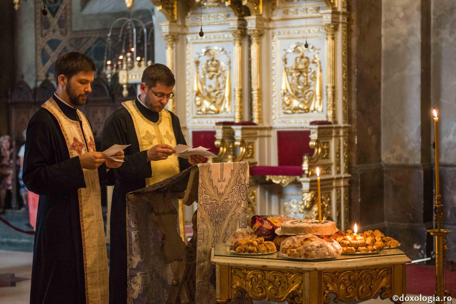 Cine-i va ajuta, în afară de noi, cei vii, pe cei care au plecat de lângă noi?