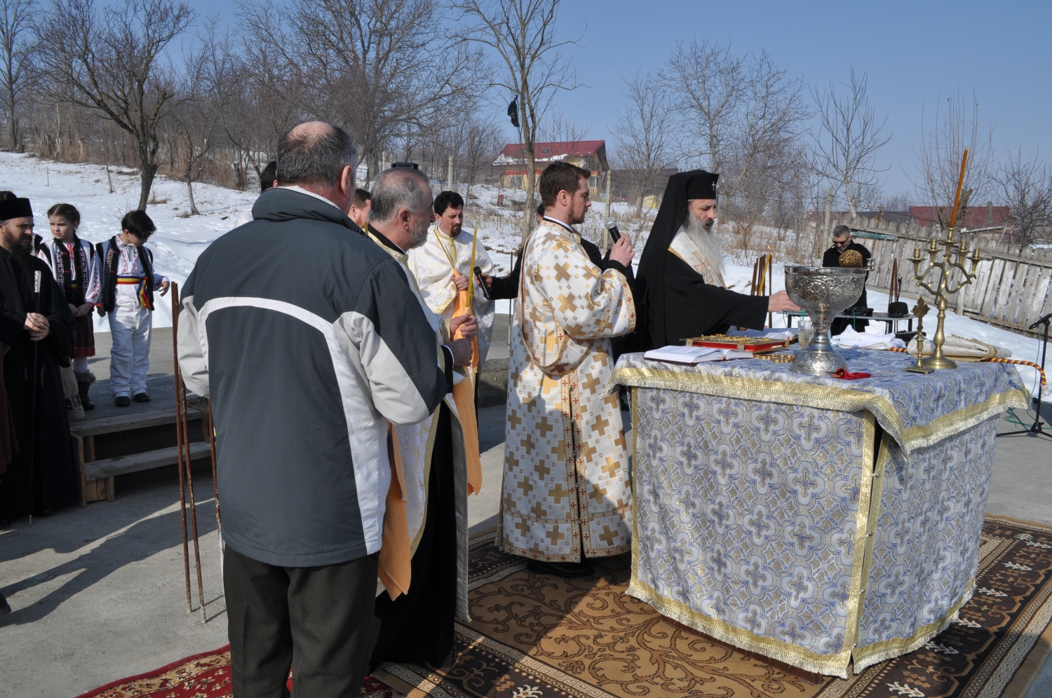 Mitropolitul Moldovei, la Brătuleni: „Dacă Îl iubești pe Dumnezeu, înseamnă că ai putere să-i iubești și pe cei din jurul tău”