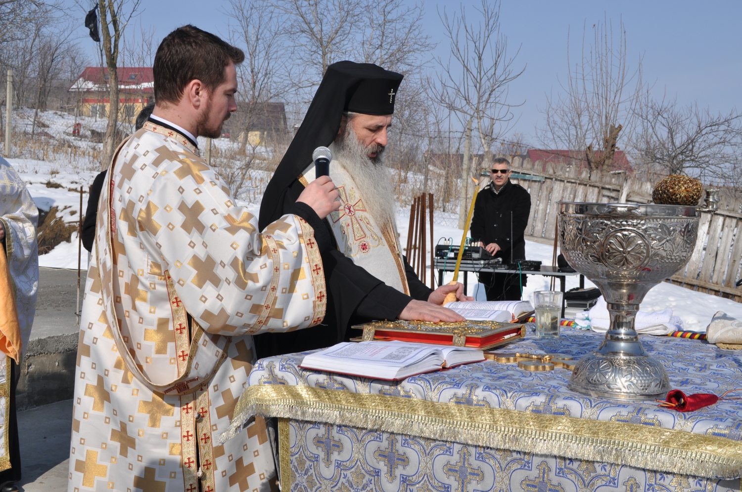 Mitropolitul Moldovei, la Brătuleni: „Dacă Îl iubești pe Dumnezeu, înseamnă că ai putere să-i iubești și pe cei din jurul tău”