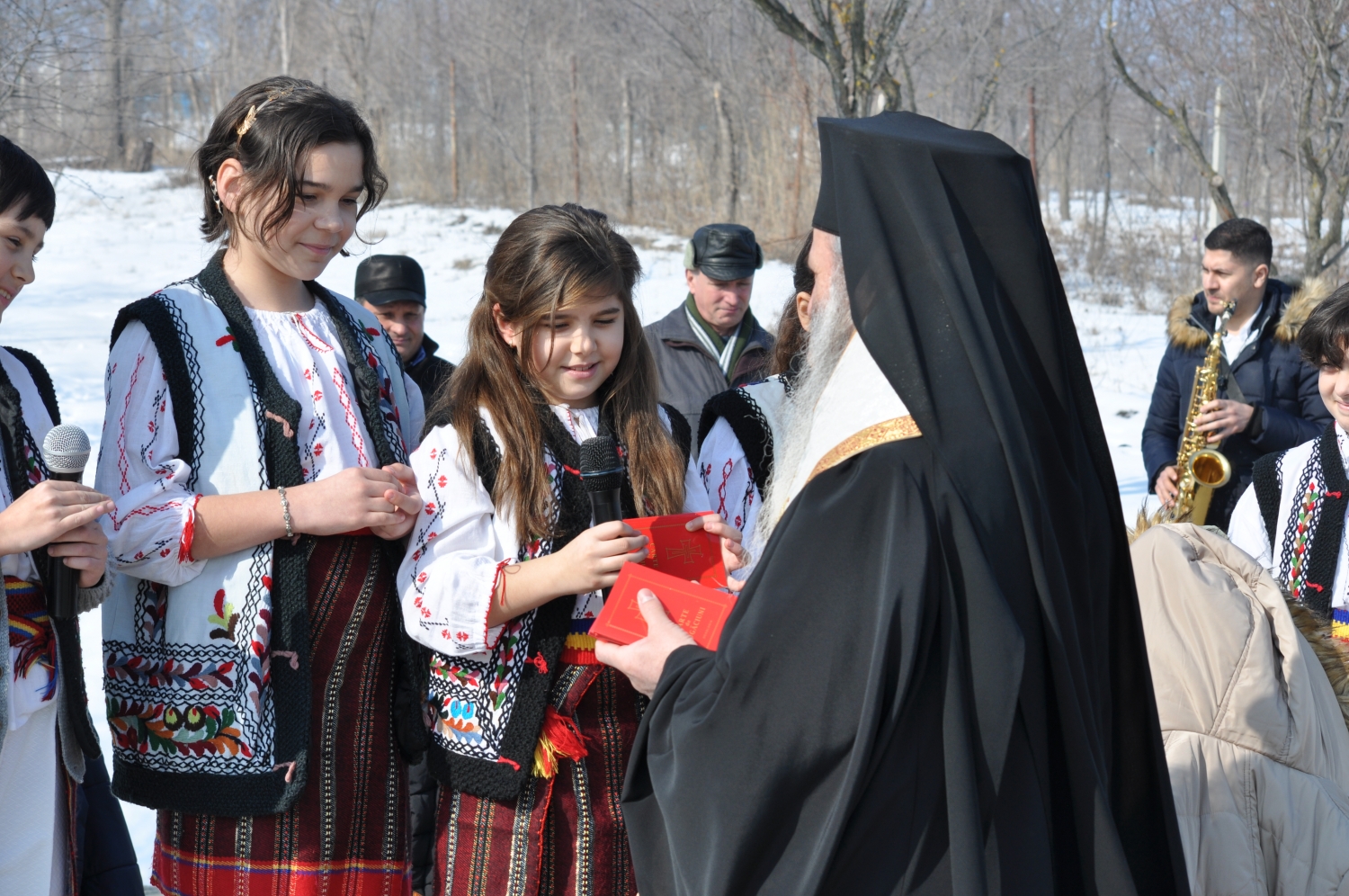 Mitropolitul Moldovei, la Brătuleni: „Dacă Îl iubești pe Dumnezeu, înseamnă că ai putere să-i iubești și pe cei din jurul tău”