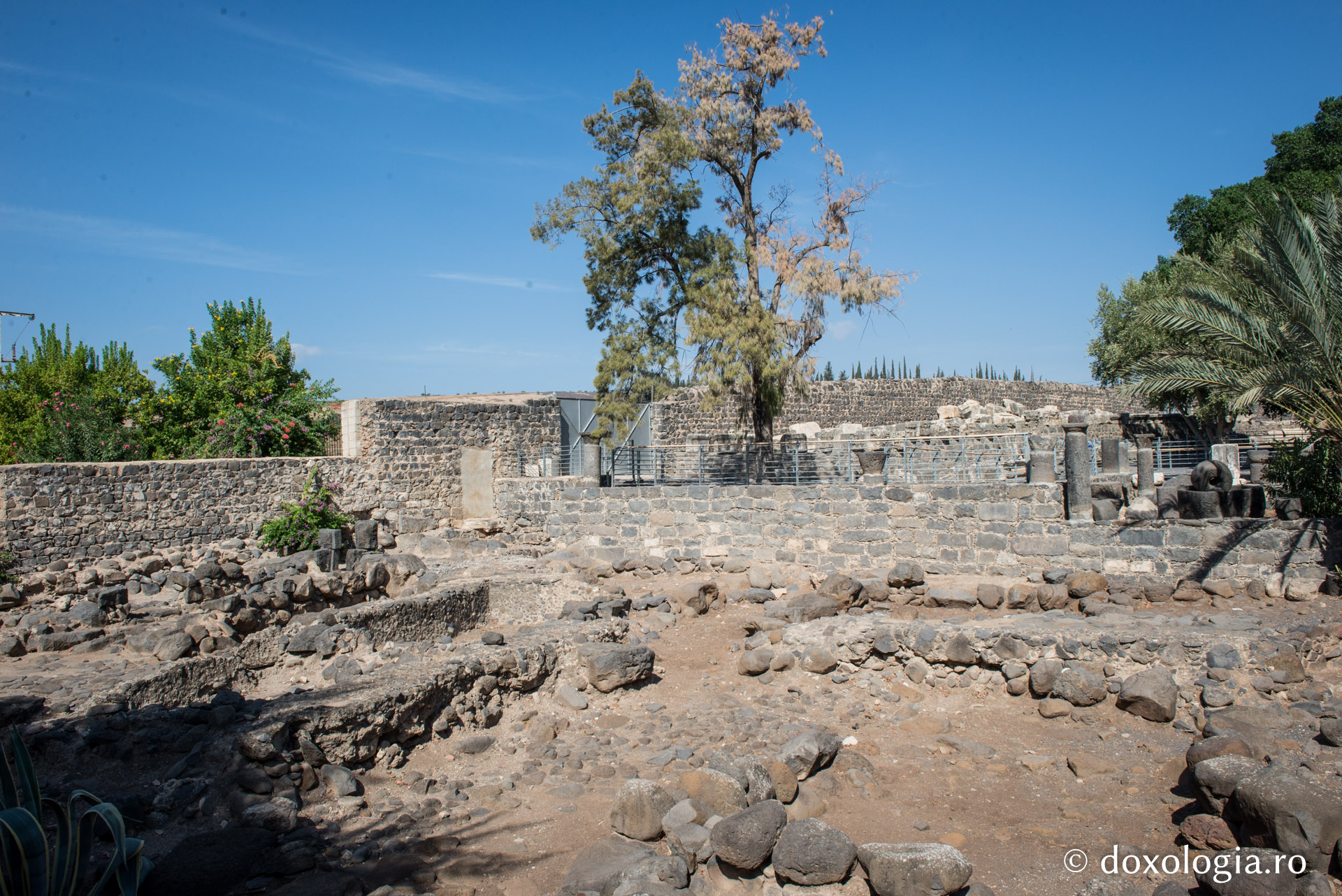 Pelerin la casa Sfinților Apostoli Petru și Andrei din Capernaum / Foto: Oana Nechifor casa Sfinților Apostoli Petru și Andrei din Capernaum