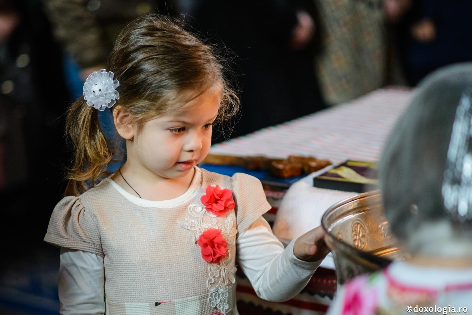 Copilul crește armonios pe fundamentul dragostei conjugale / Foto: Oana Nechifor fetiță cu flori roșii în piept