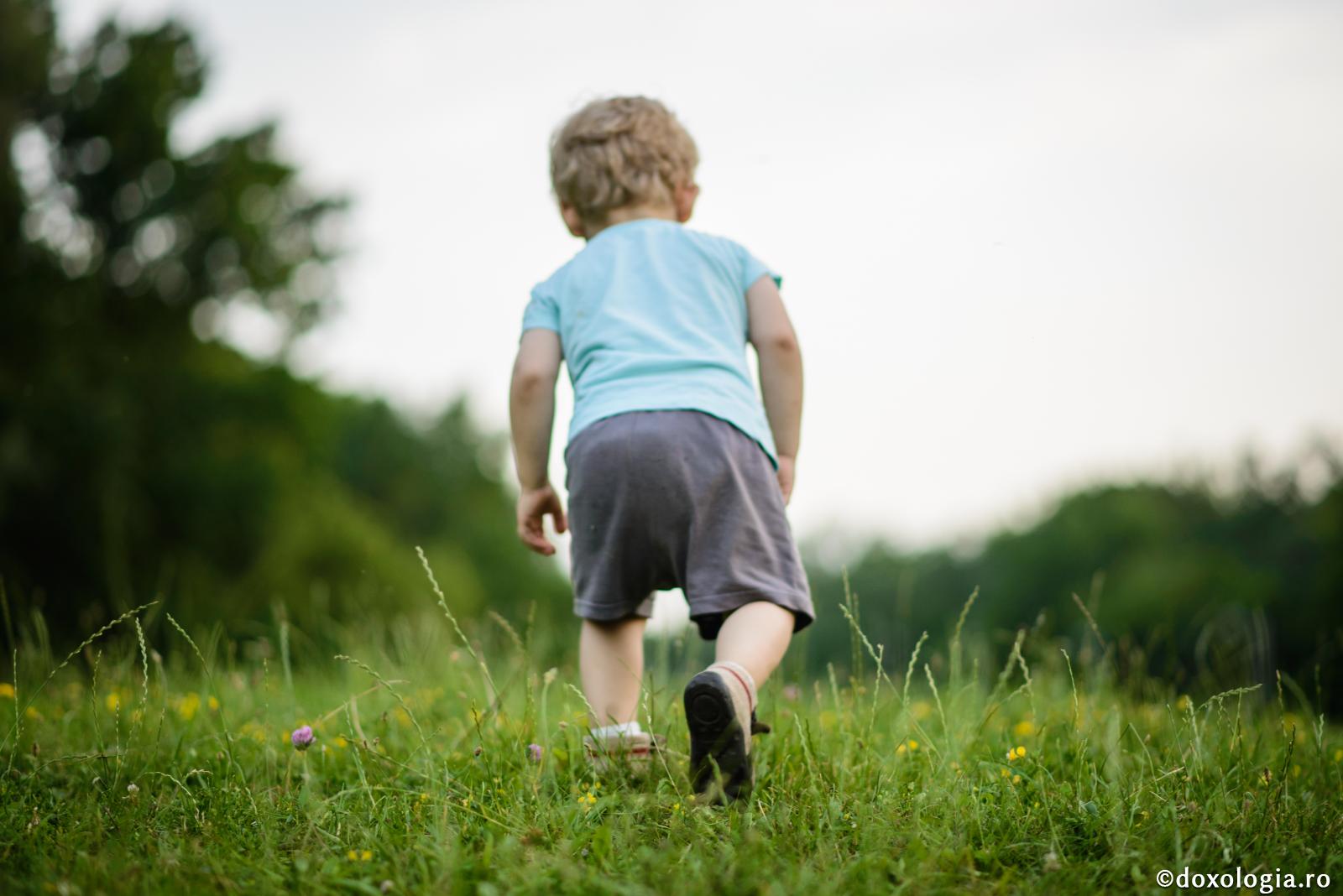 „Trăim numai pentru copiii noștri și dăm totul pentru ei” ‒ cât bine le fac părinții procedând astfel?