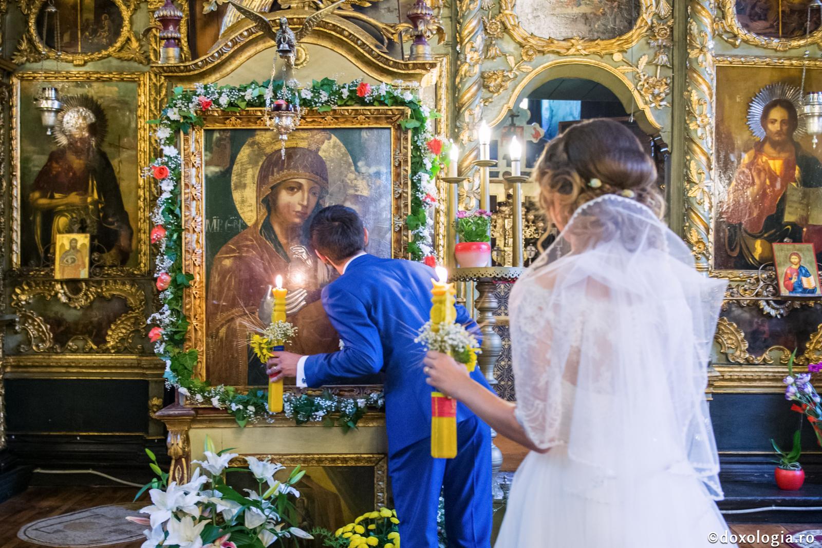 Alege-ți pentru căsătorie omul cu care să te potrivești în primul rând sufletește / Foto: Oana Nechifor miri închinându-se la icoane