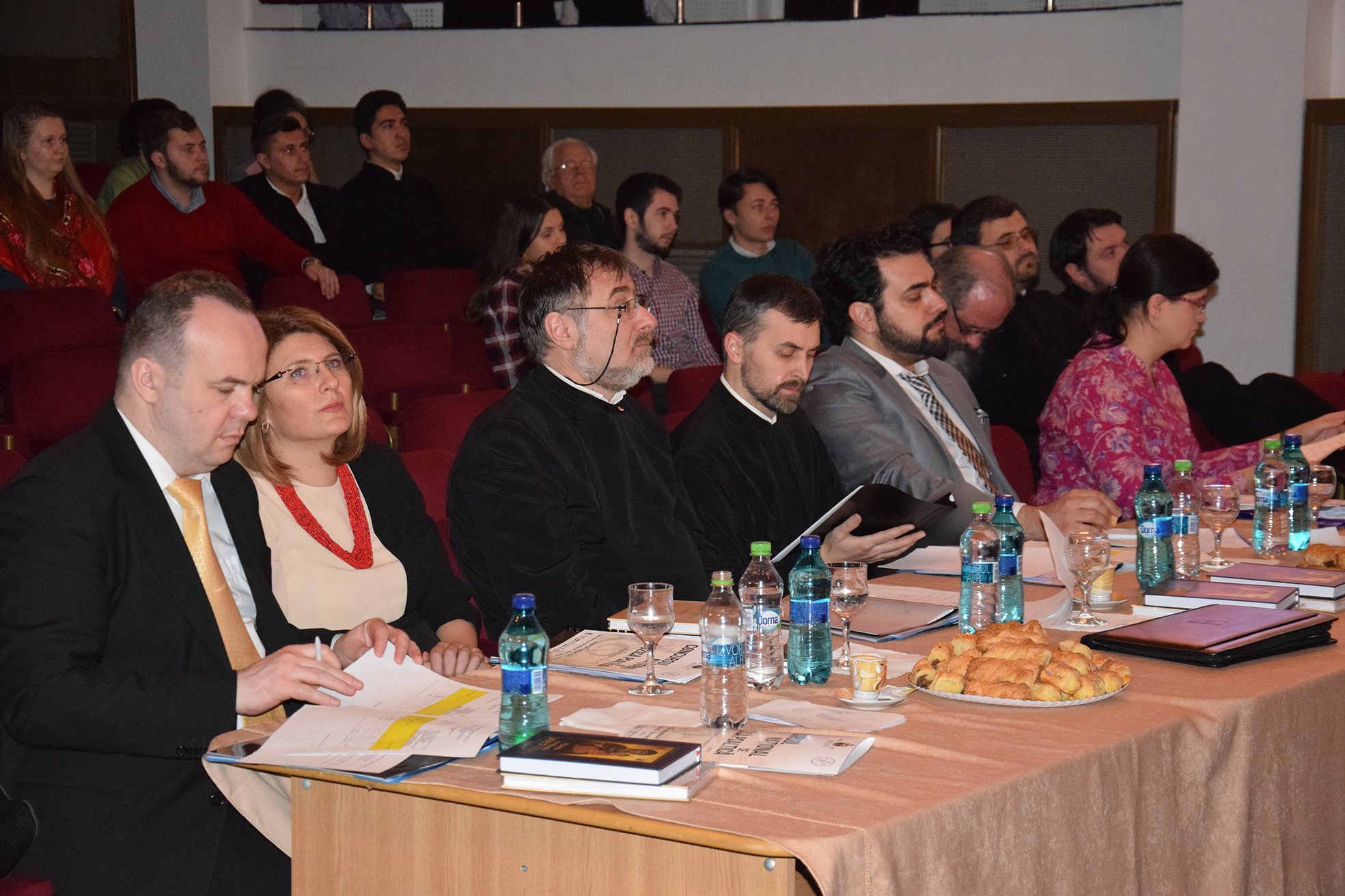 Membrii juriului (Foto: Lucian Apopei) „Ne dorim să transformăm acest frumos concurs în olimpiada naţională de muzică psaltică“