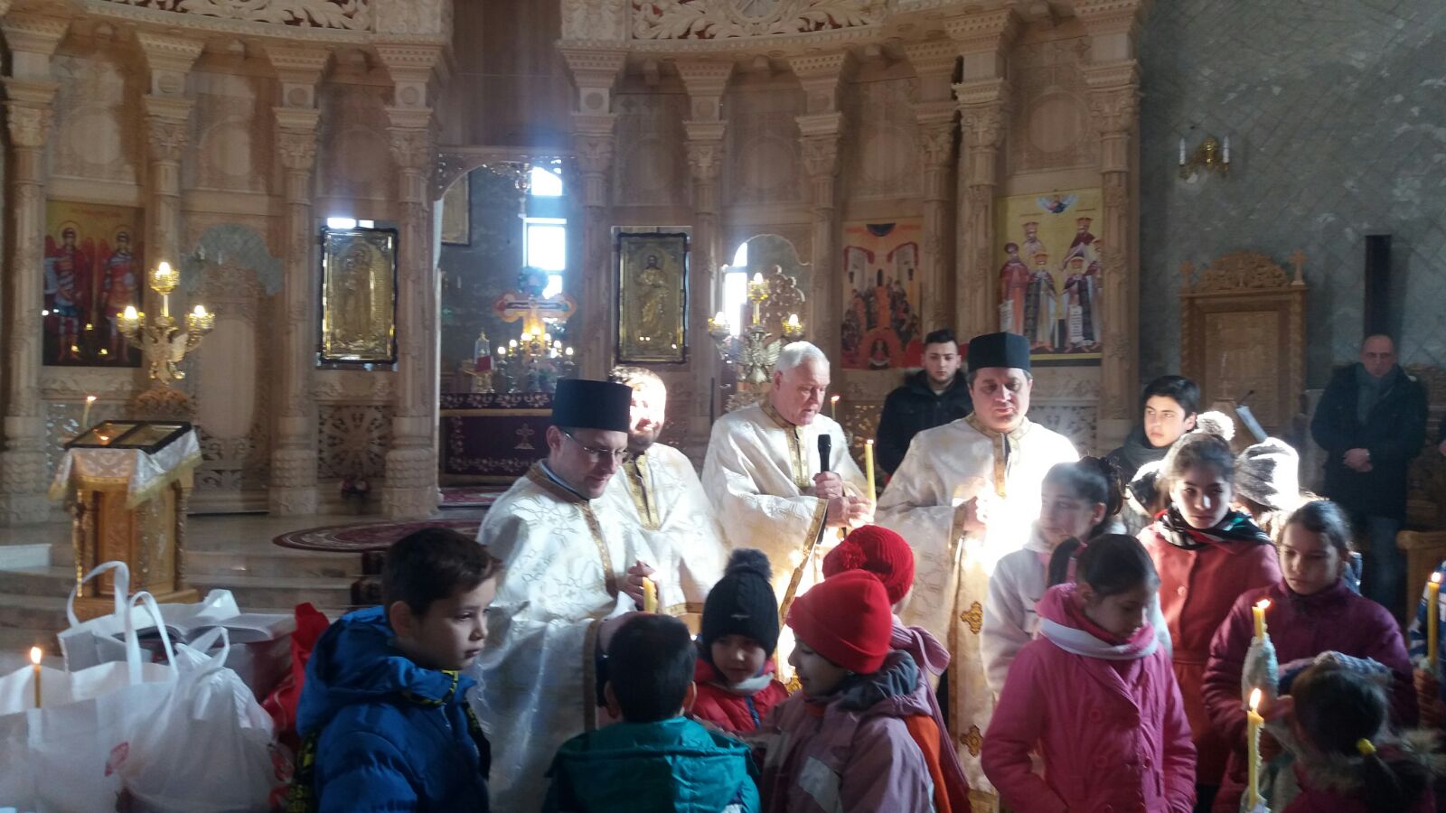 Copiii Centrului rezidenţial „Pro Familia“, sprijiniţi de Parohia Şerbăneşti Copiii Centrului rezidenţial „Pro Familia“, sprijiniţi de Parohia Şerbăneşti