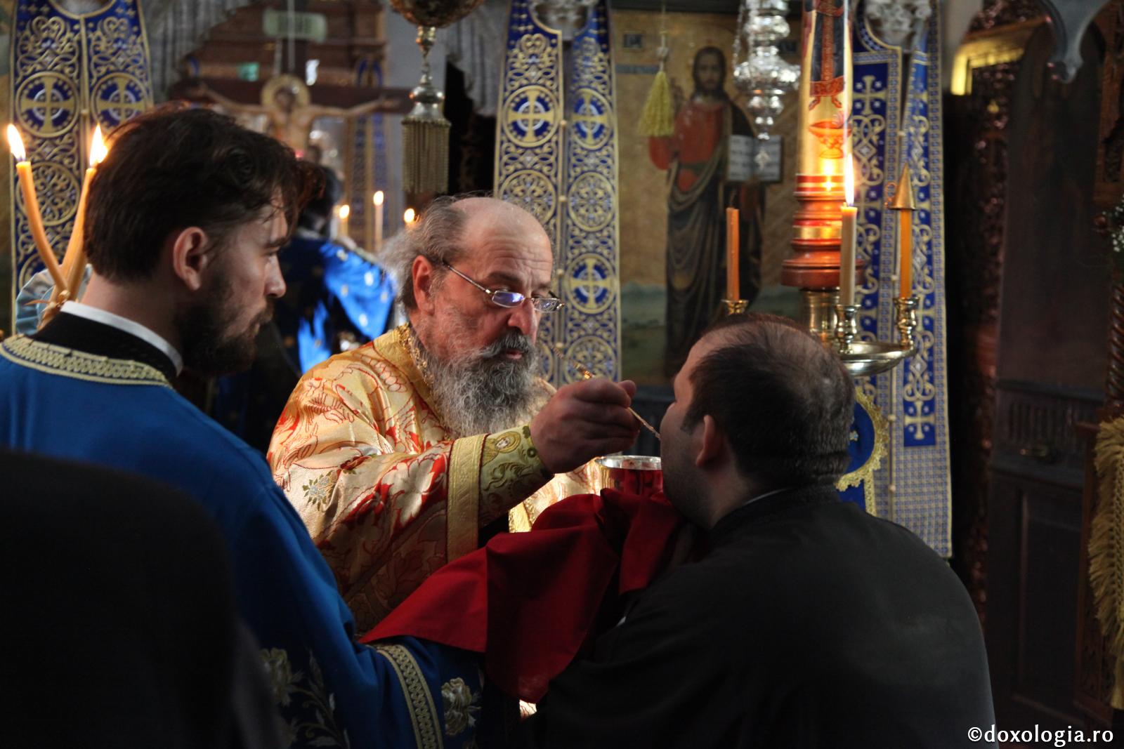 Nicio boală nu se transmite prin Sfânta Împărtăşanie