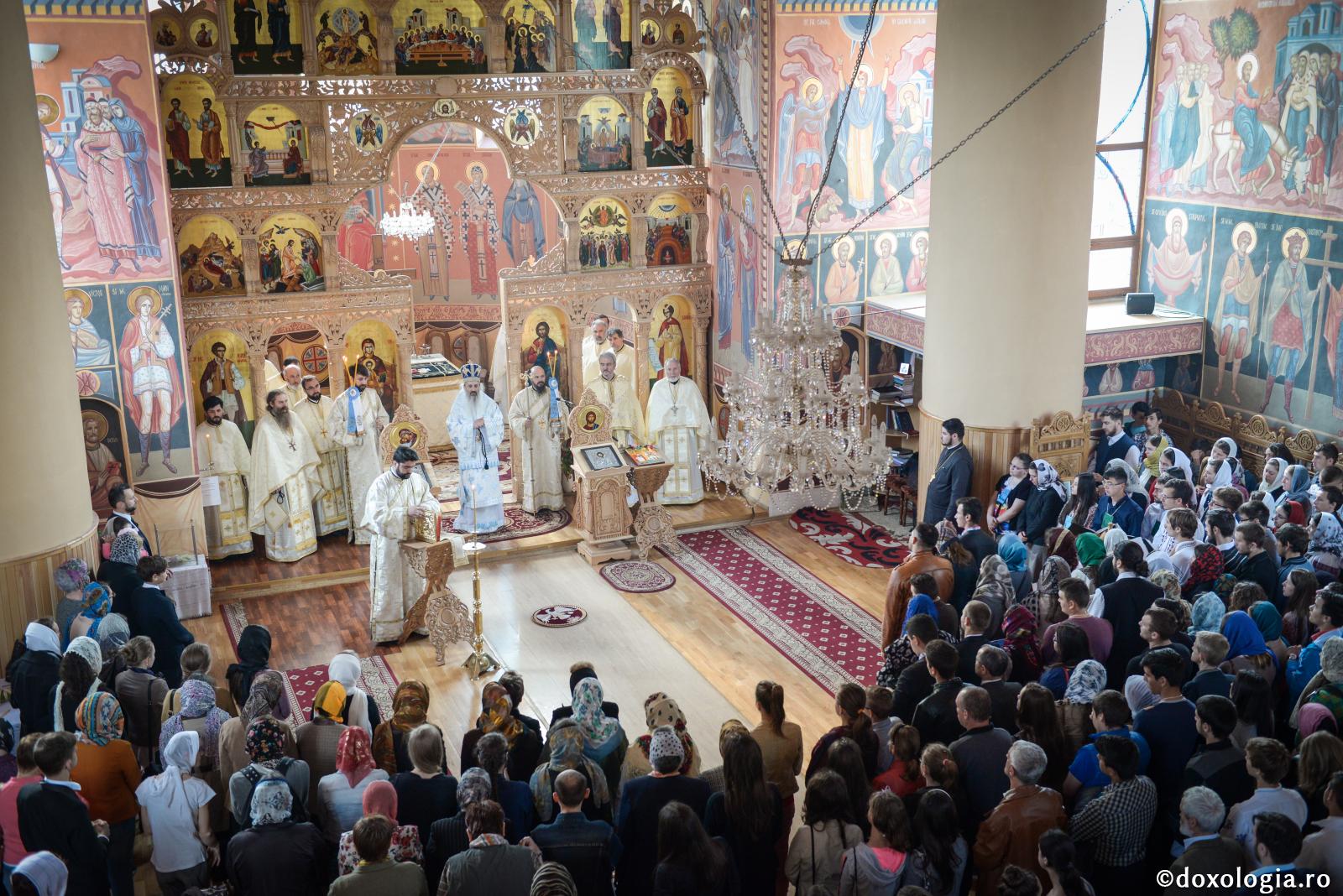Mai mult decât orice altă slujbă, sufletele răposaților noștri sunt ajutate după moarte de Sfintele Liturghii / Foto: Oana Nechifor credincioși participând la Sfânta Liturghie