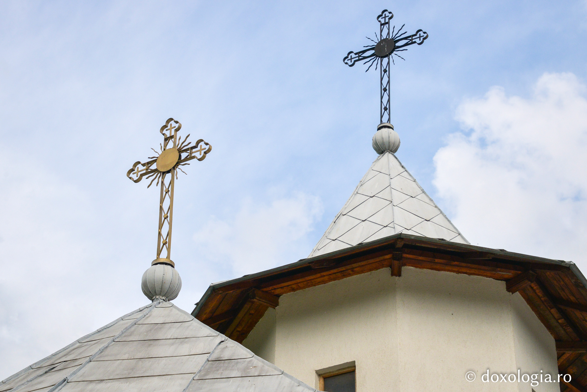 De la biserica de lemn, la biserica de zid de la Miclăușeni