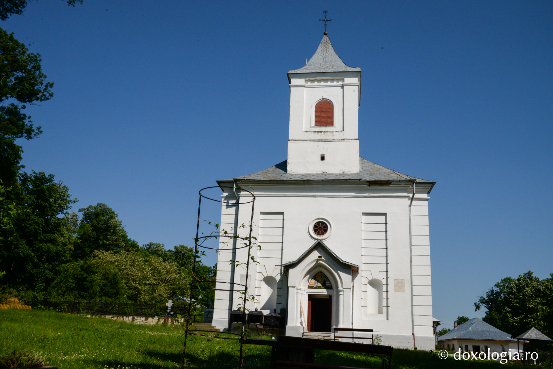 Castelul și biserica de Miclăușeni, după plecarea forțată a maicilor