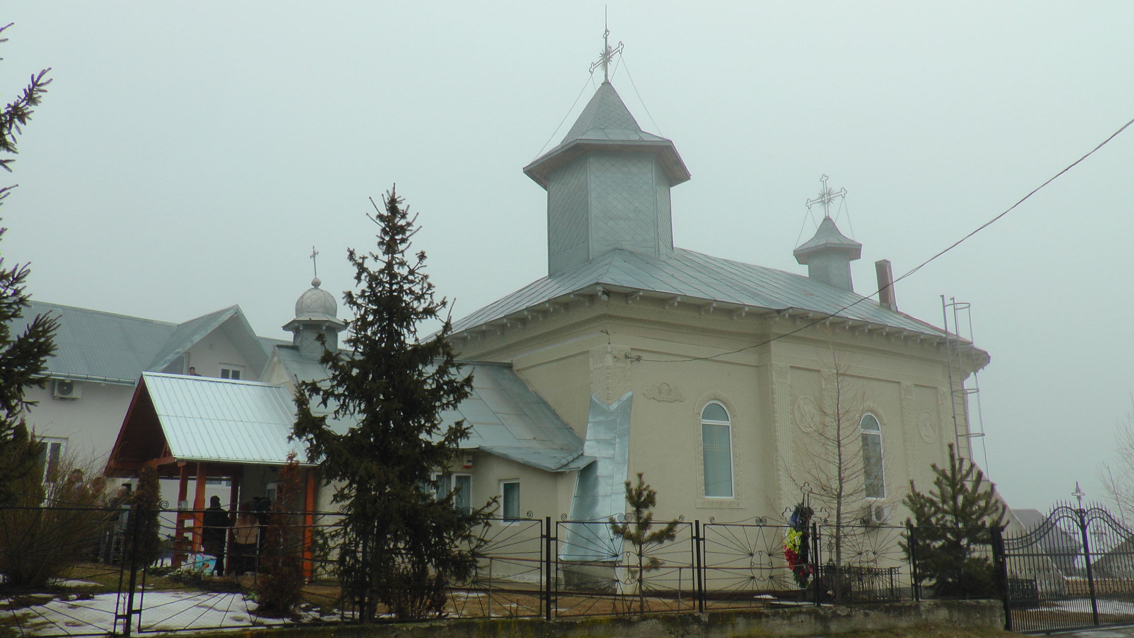 Credincioşii din Leucuşeşti s-au rugat împreună cu arhipăstorul lor