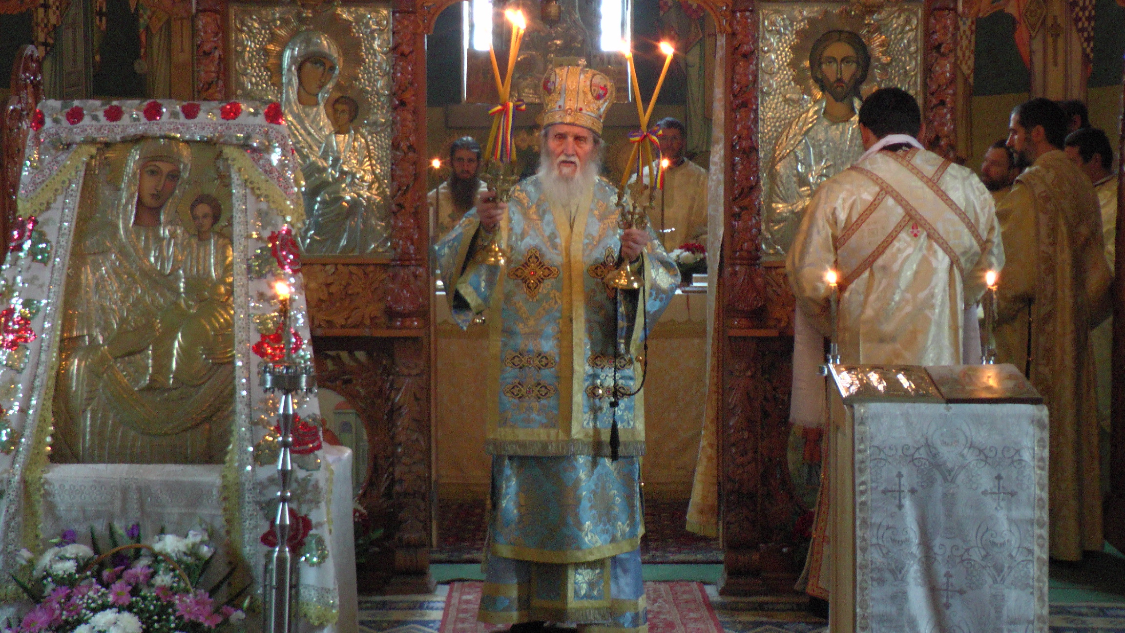 Liturghii arhiereşti în parohiile Gheorghiţeni şi Slătioara