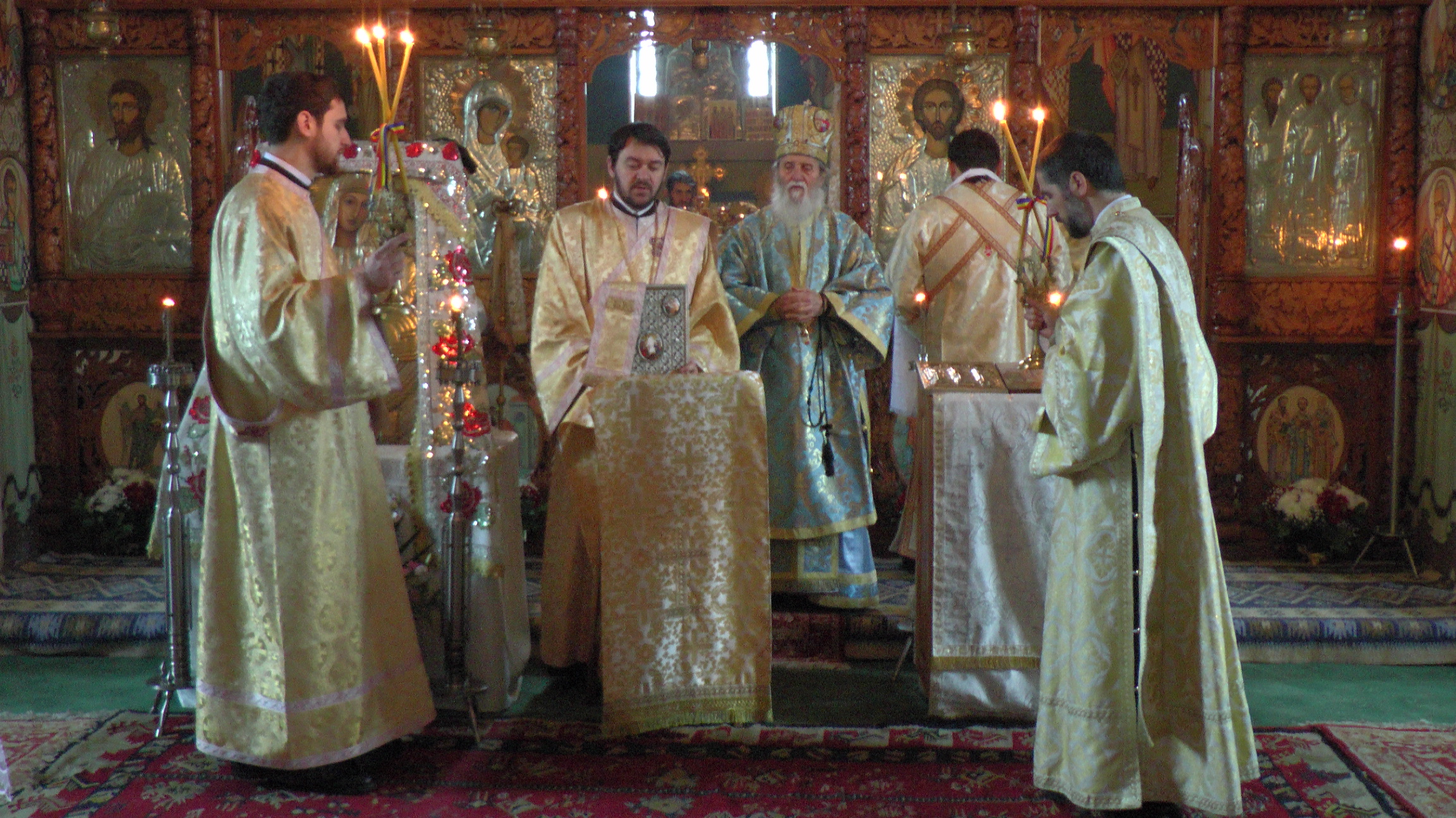 Liturghii arhiereşti în parohiile Gheorghiţeni şi Slătioara