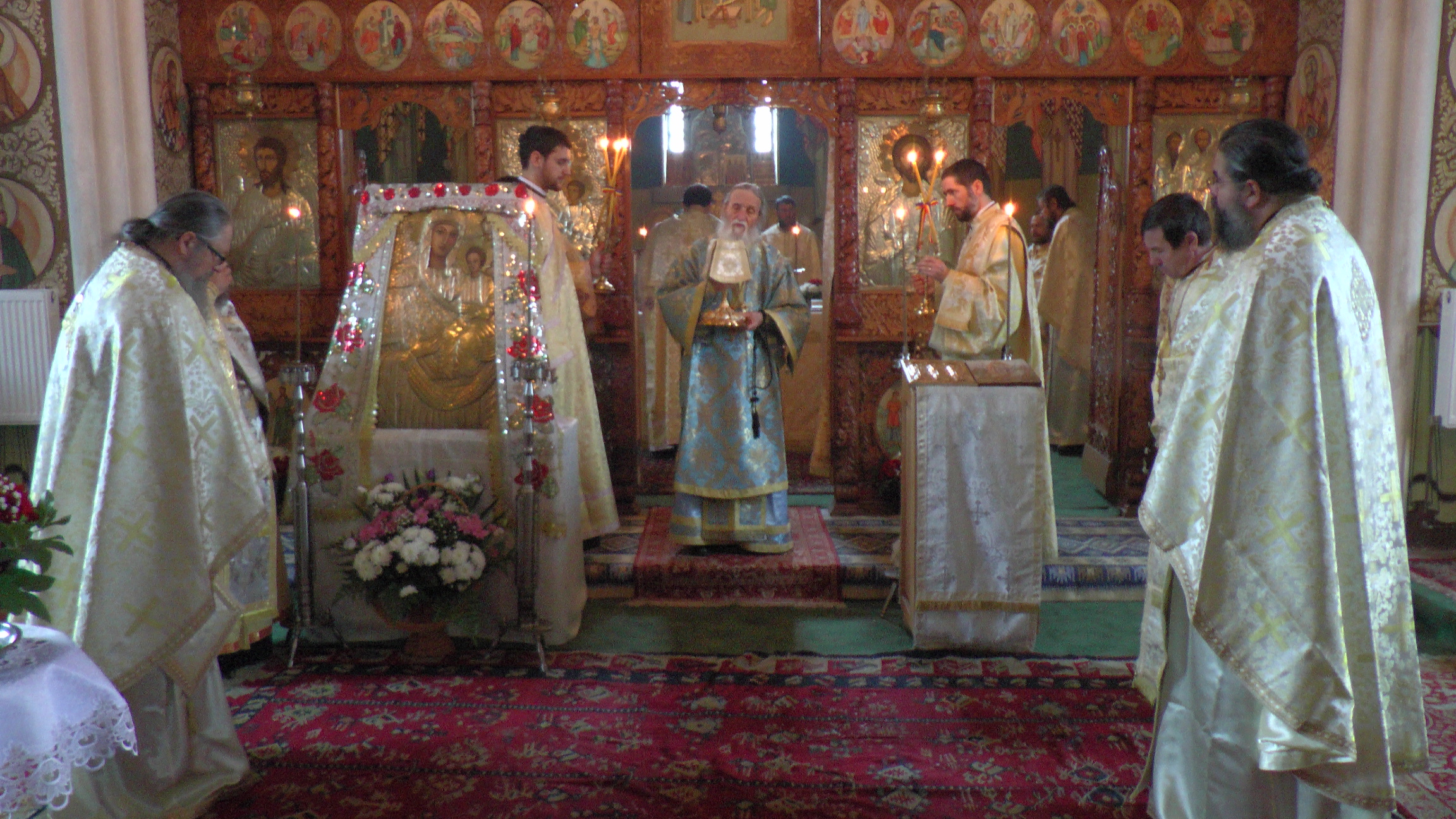 Liturghii arhiereşti în parohiile Gheorghiţeni şi Slătioara