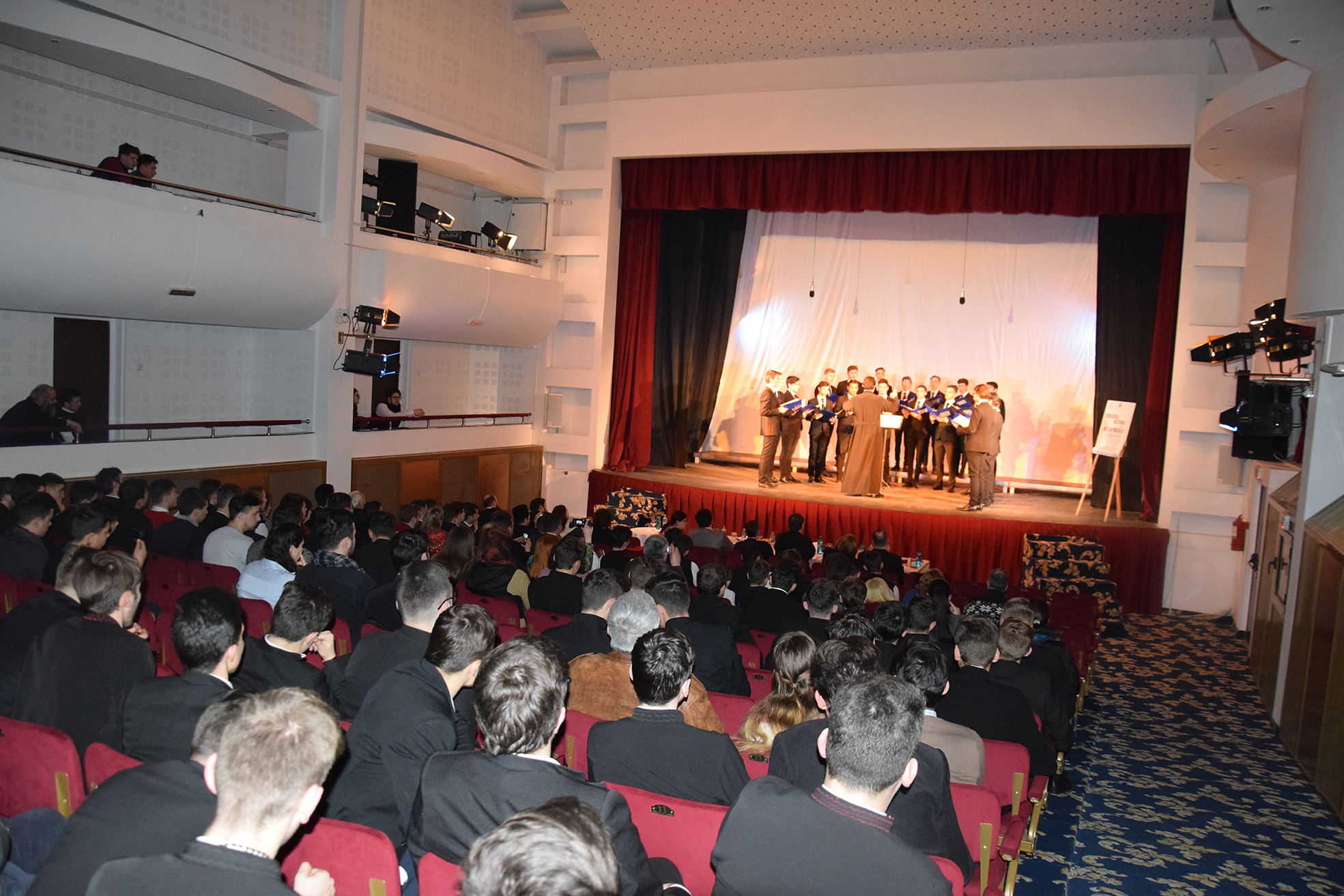 Sala mare de spectacole „Radu Beligan“ a Ateneului Tătăraşi din Iaşi a fost vineri gazda primei ediţii a Concursului Naţional de Muzică Psaltică pentru seminariile şi liceele teologice ortodoxe - faza zonală (Foto: Lucian Apopei) „Ne dorim să transformăm acest frumos concurs în olimpiada naţională de muzică psaltică“