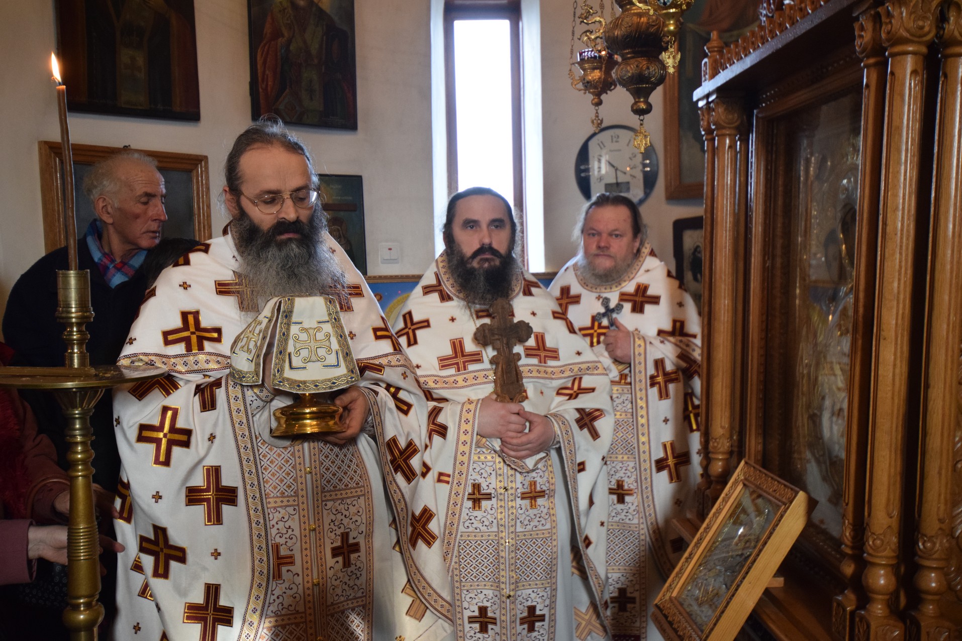 Liturghie arhierească la schitul cu trei viețuitori