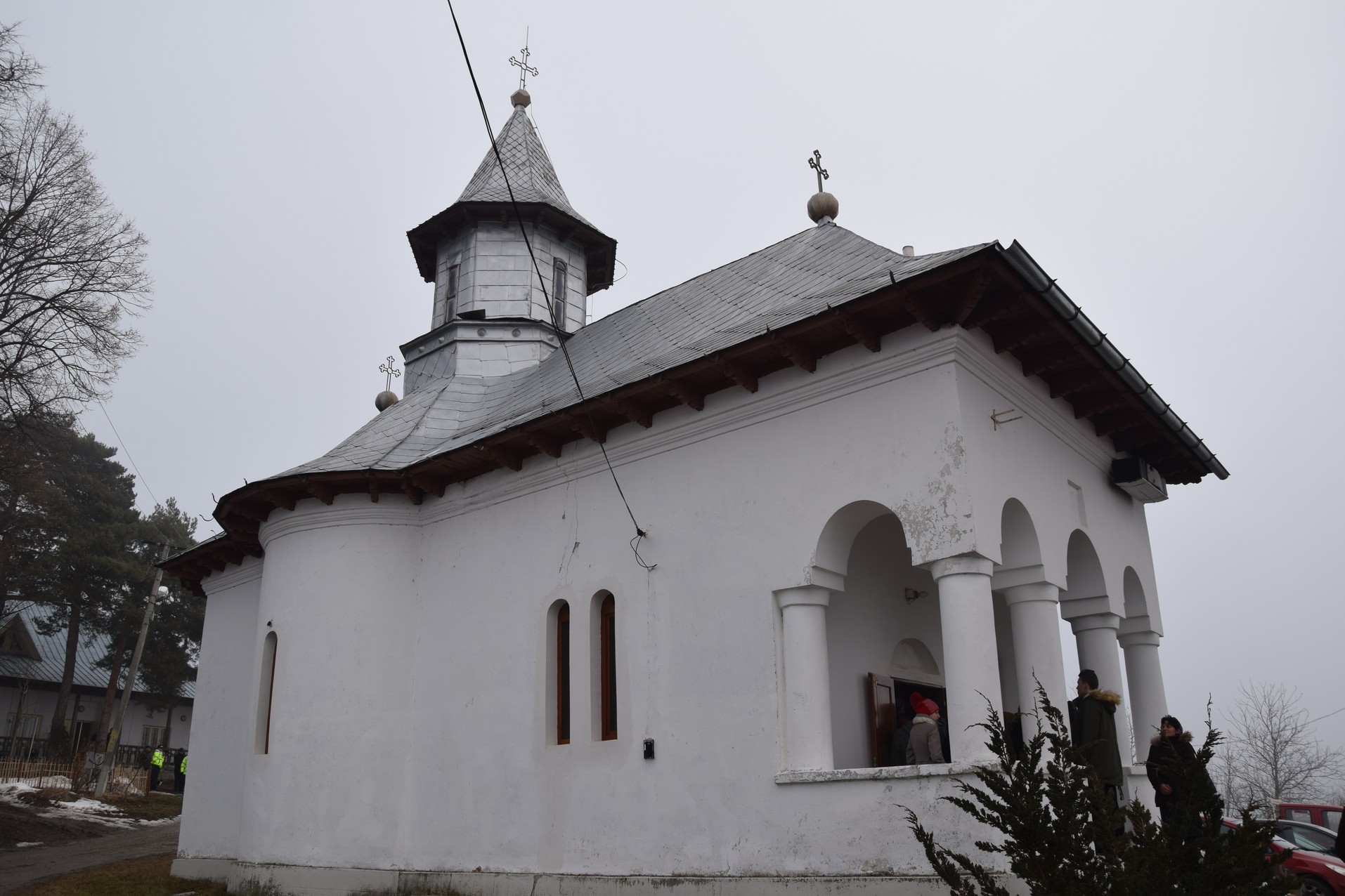 Liturghie arhierească la schitul cu trei viețuitori