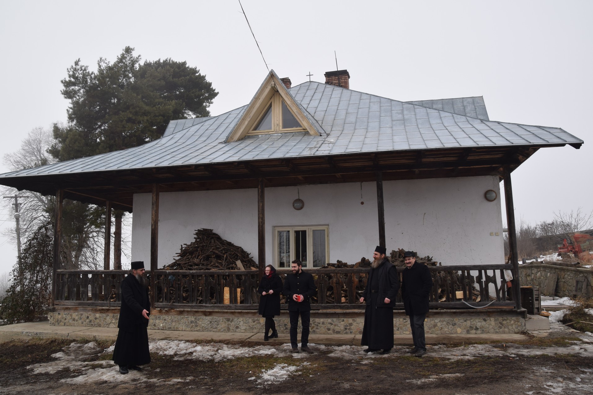 Liturghie arhierească la schitul cu trei viețuitori