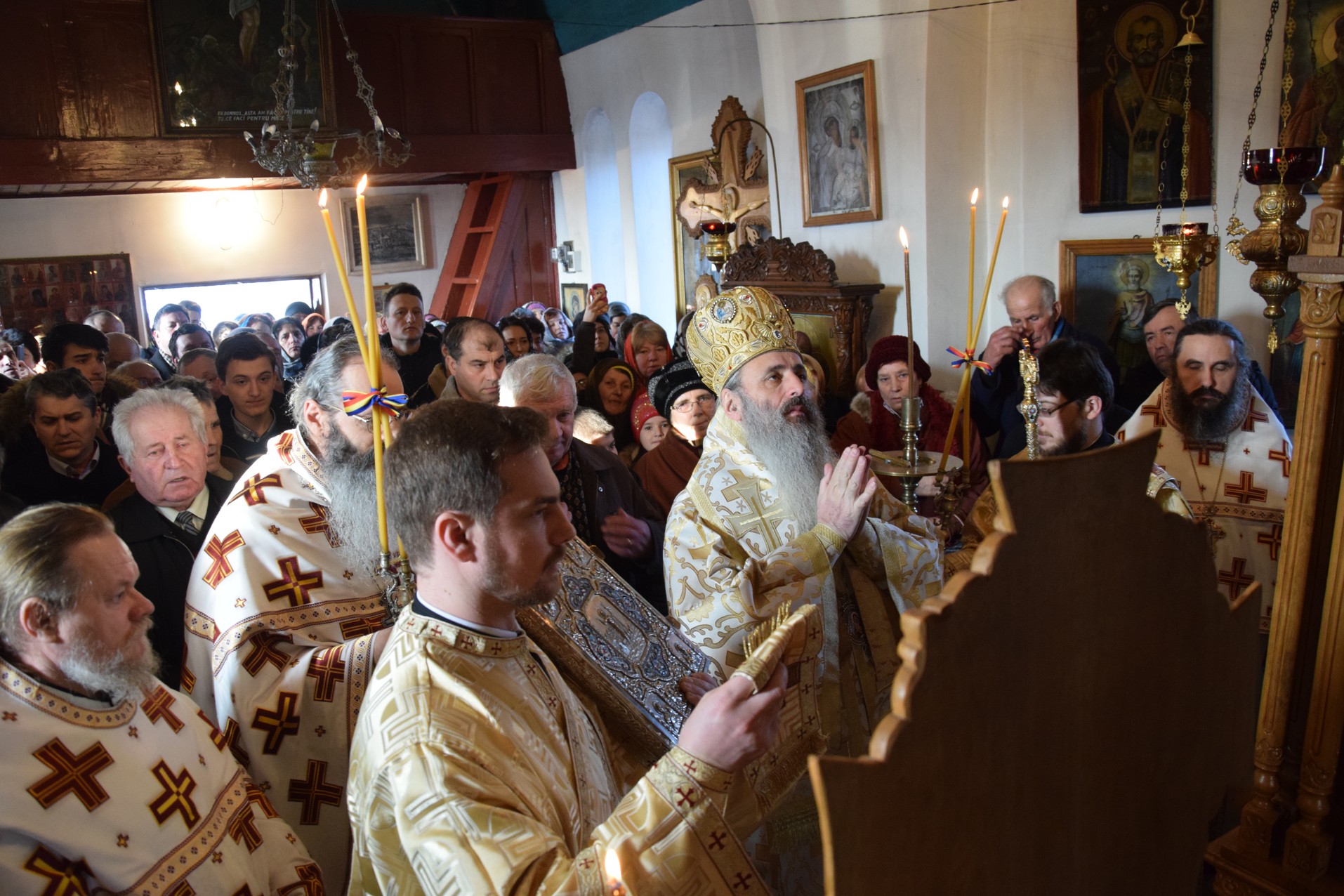 Liturghie arhierească la schitul cu trei viețuitori