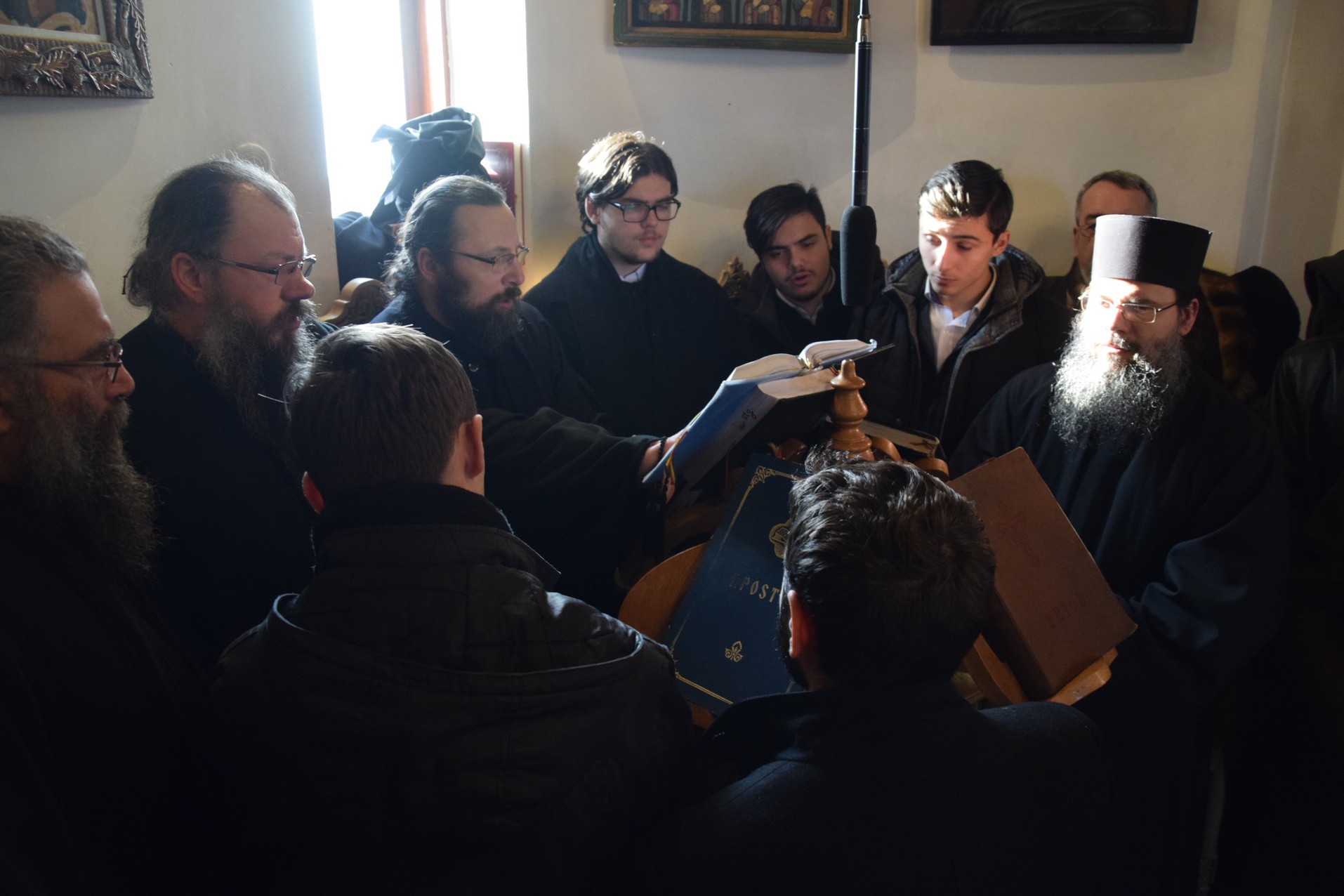 Liturghie arhierească la schitul cu trei viețuitori