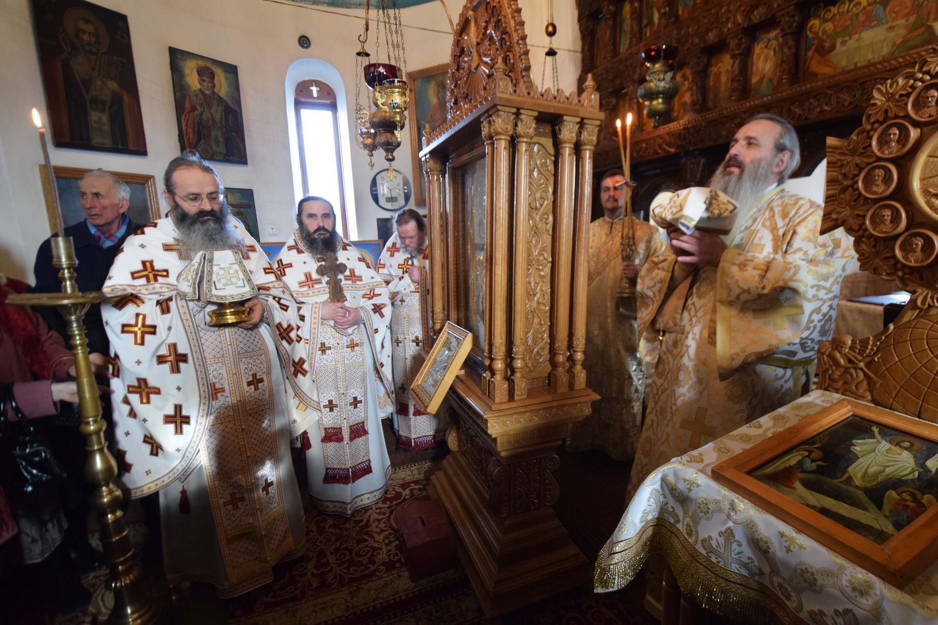 Liturghie arhierească la schitul cu trei viețuitori
