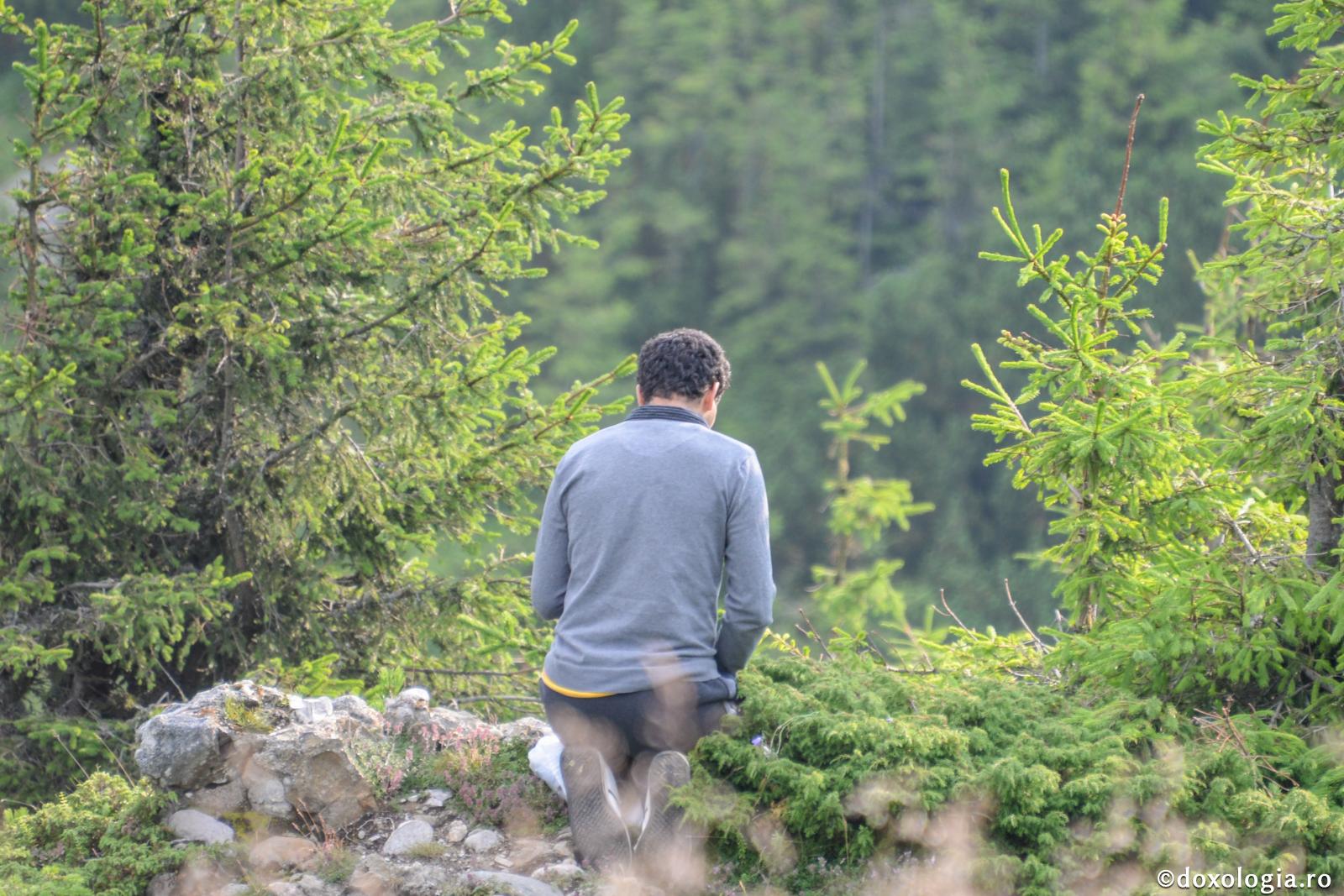 tânăr rugându-se în natură