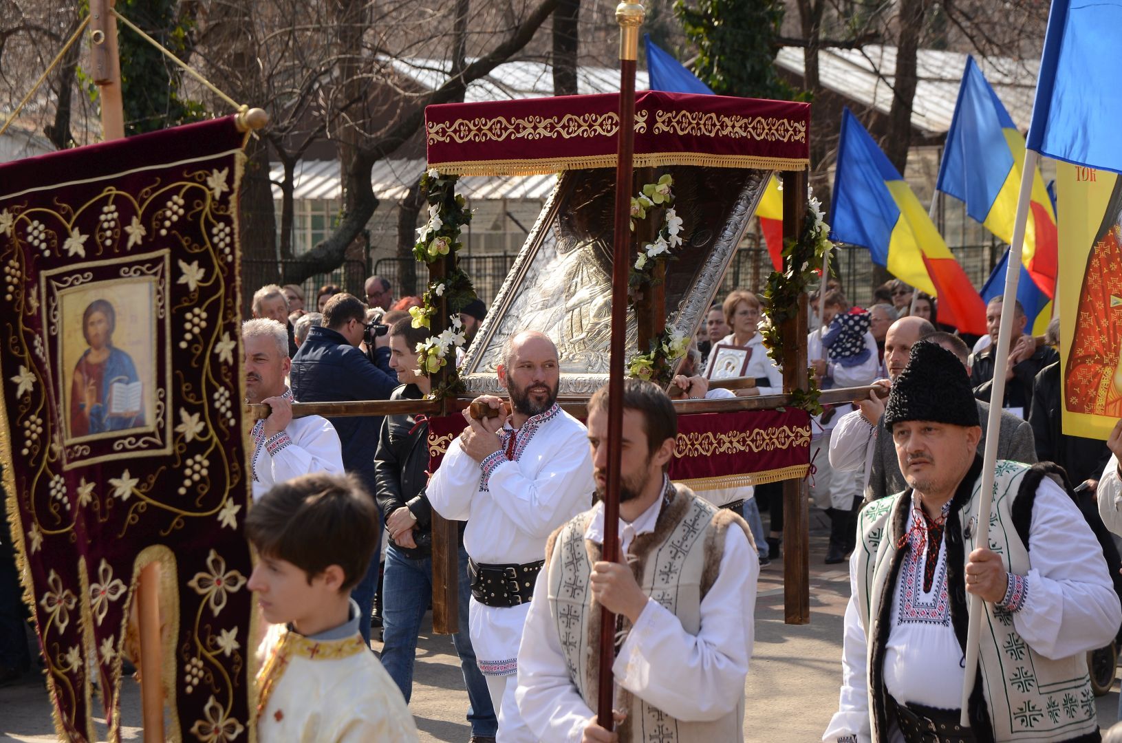 Mii de credincioşi au participat la procesiunea „Icoana - Fereastră spre Dumnezeu”