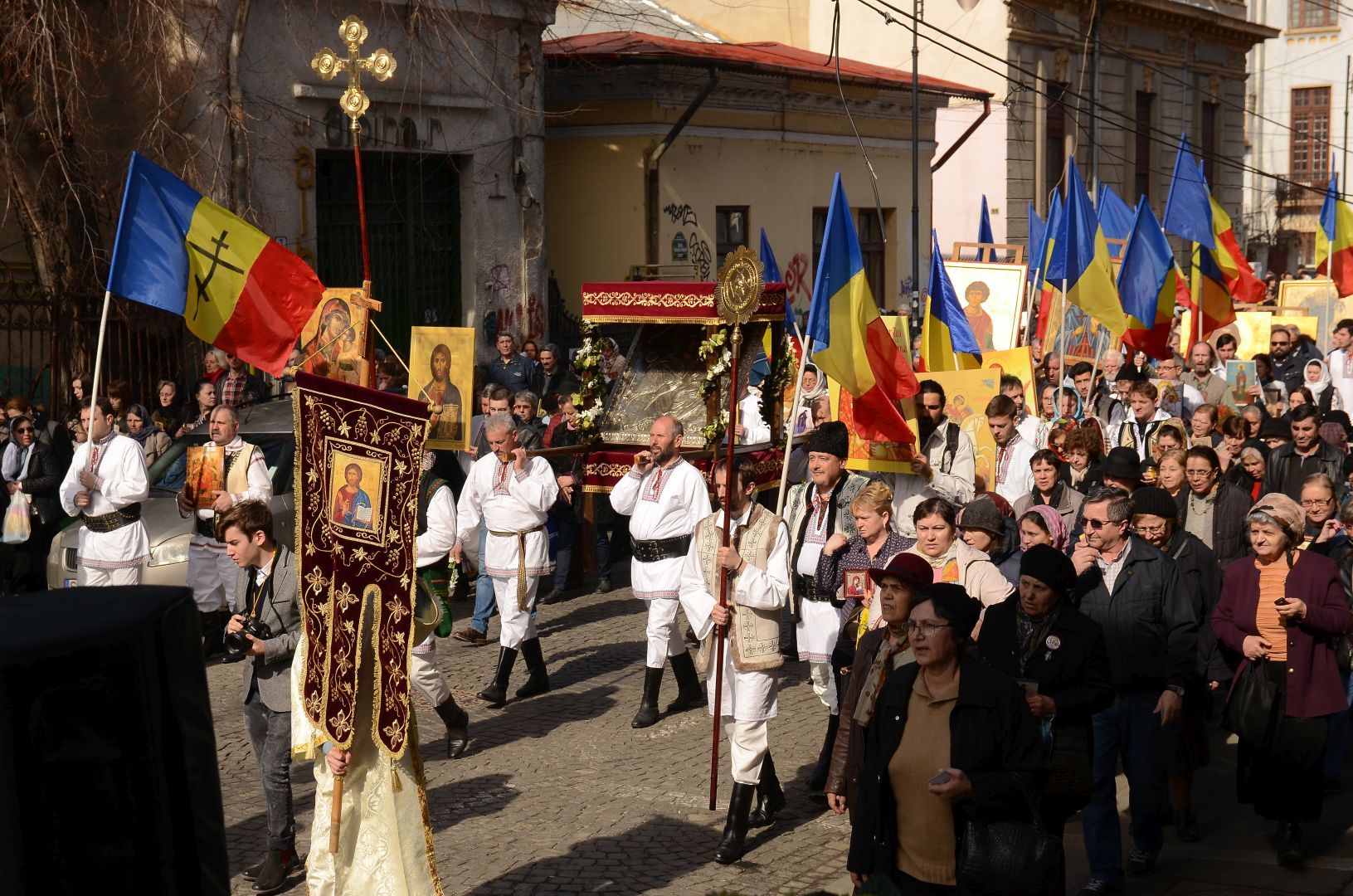 Mii de credincioşi au participat la procesiunea „Icoana - Fereastră spre Dumnezeu”