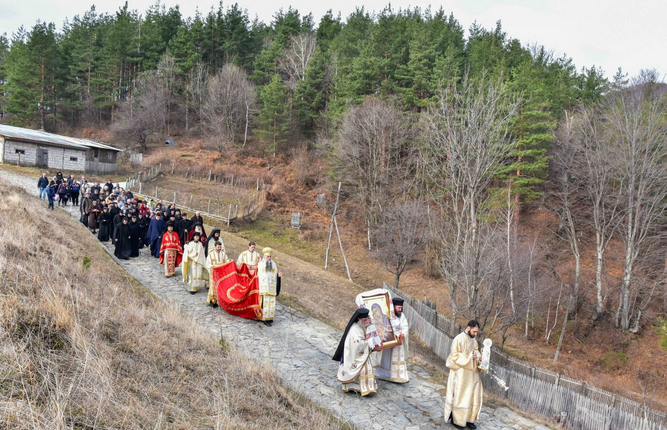 La Mănăstirea Stânișoara a fost adusă o copie a icoanei Maicii Domnului „Axion Estin”