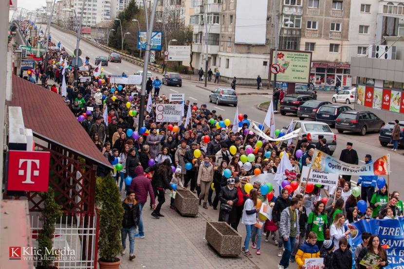 Mii de băcăuani la Marşul pentru viaţă Mii de băcăuani la Marşul pentru viaţă