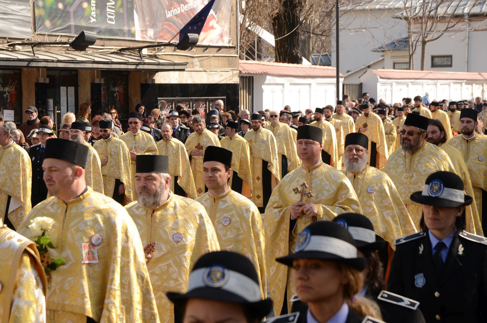 Mii de credincioşi au participat la procesiunea „Icoana - Fereastră spre Dumnezeu”
