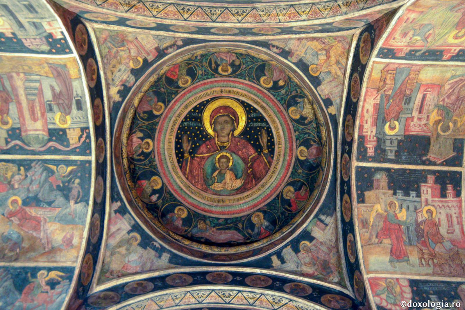 Maica Domnului pe bolta bisericii