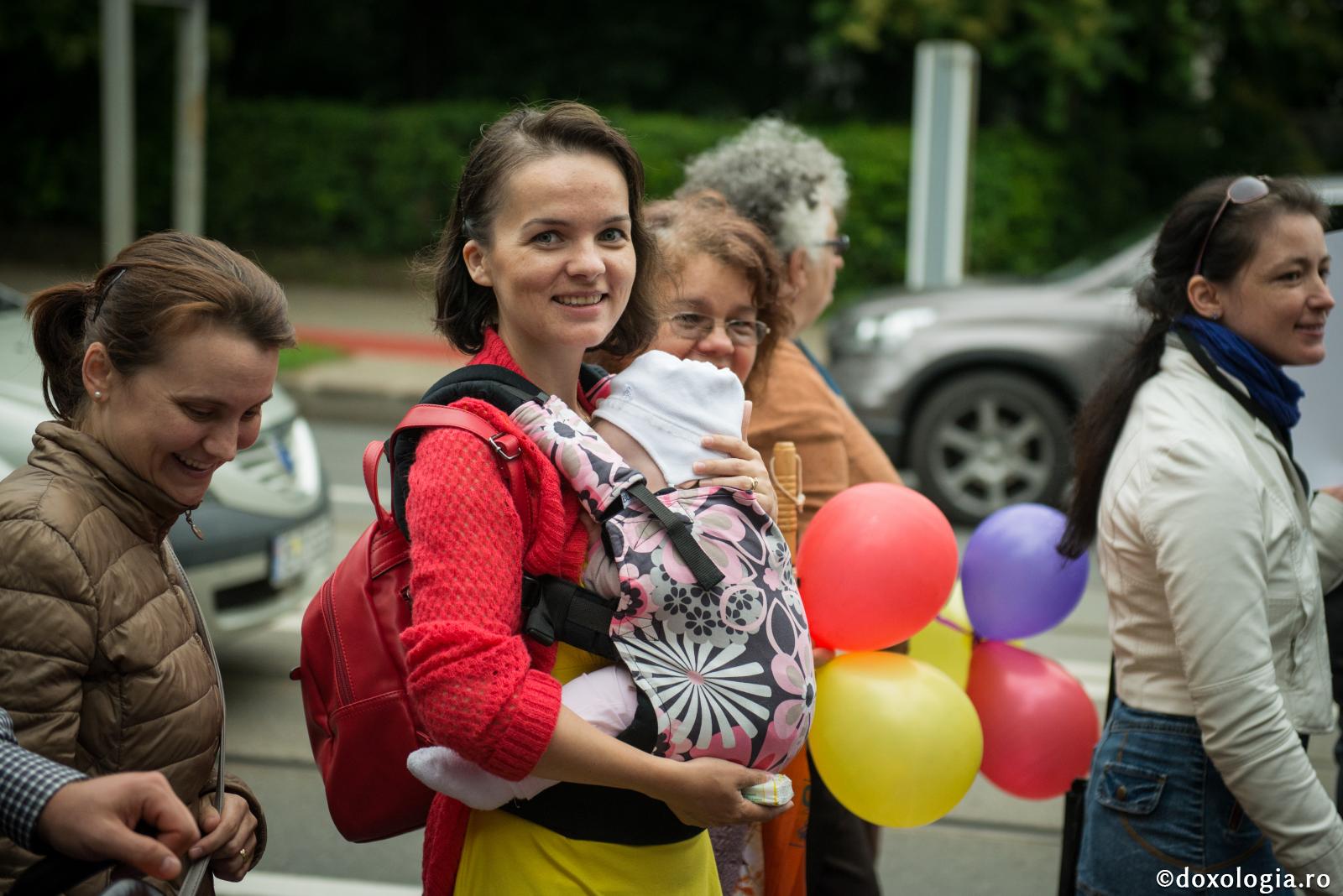 A fi optimist înseamnă a trăi și a prețui cu cinste darul vieții / Foto: Pr. Silviu Cluci mamă cu pruncul în brațe zâmbind