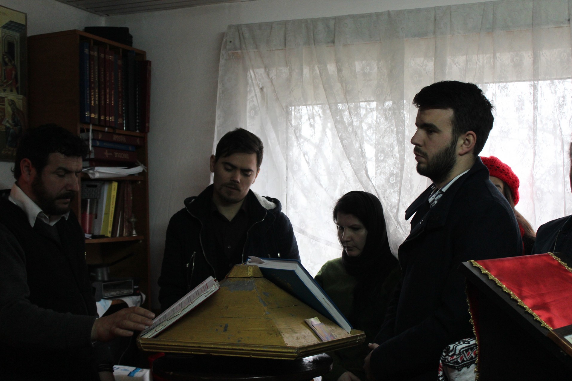 Activitate caritabilă în satul Curagău, demarată de membrii Colegiului „Sfântul Nicolae“ (GALERIE FOTO)