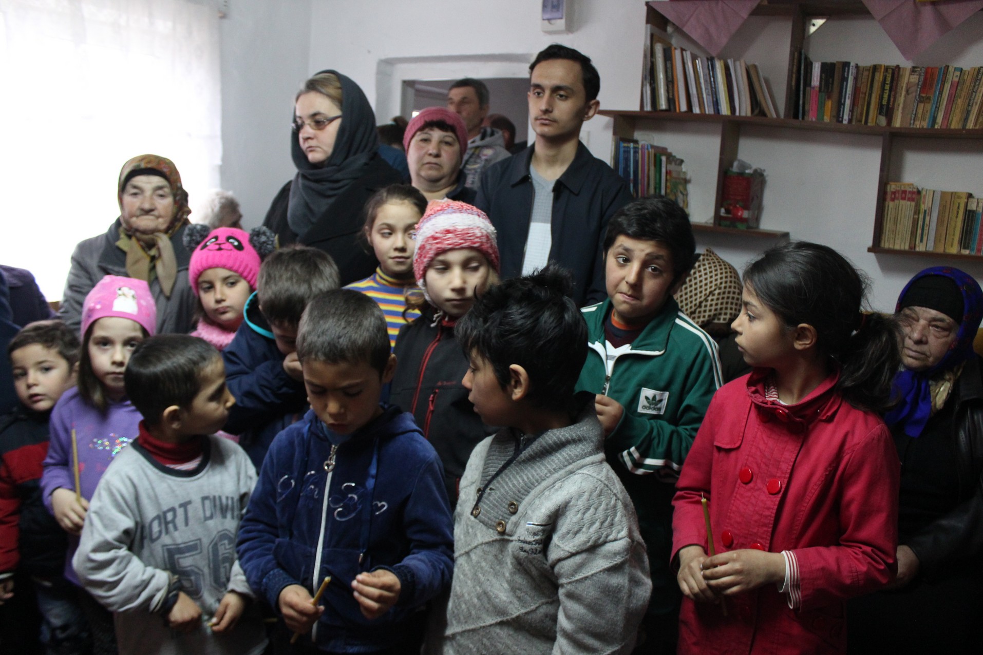 Activitate caritabilă în satul Curagău, demarată de membrii Colegiului „Sfântul Nicolae“ (GALERIE FOTO)