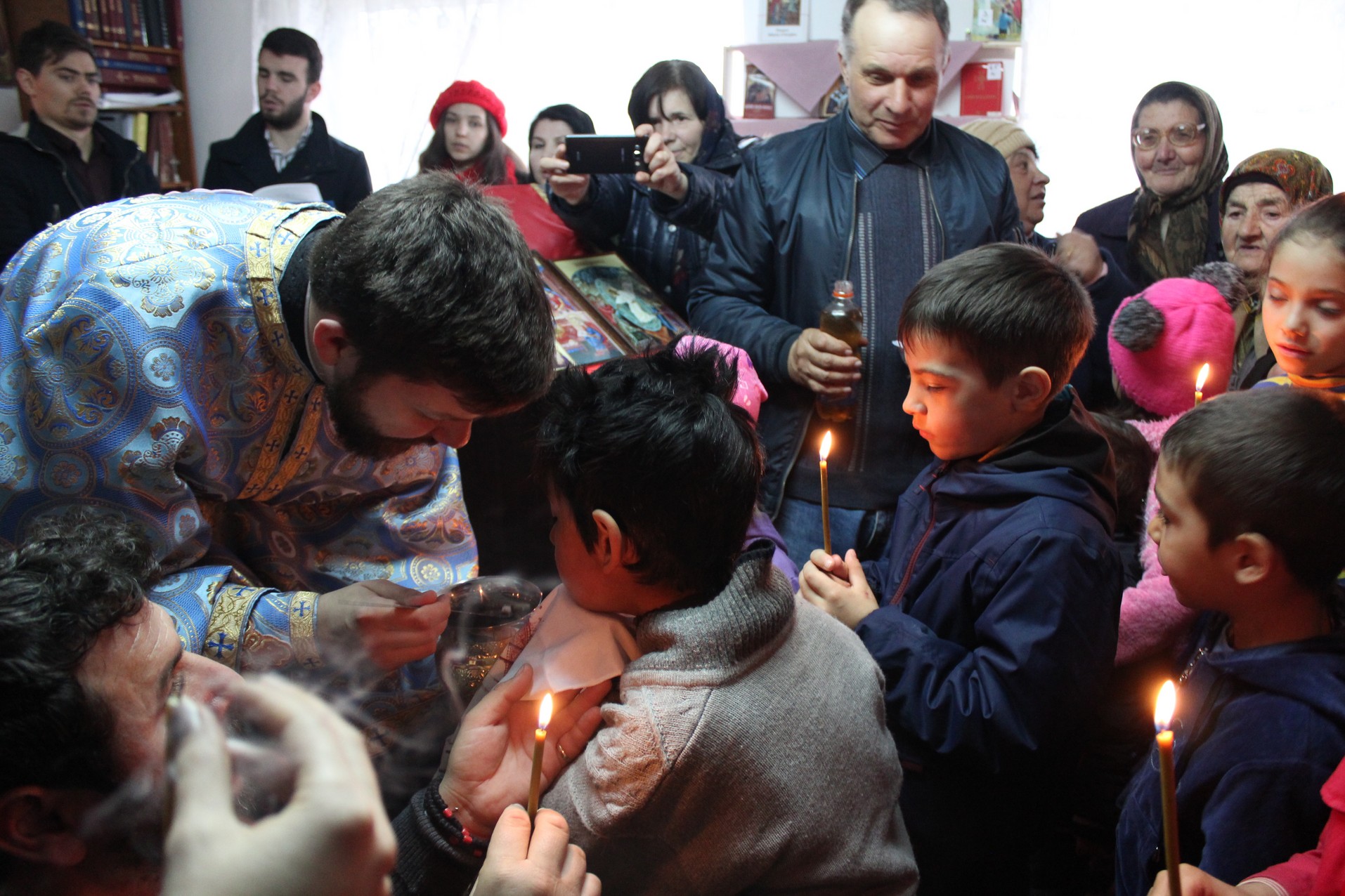 Activitate caritabilă în satul Curagău, demarată de membrii Colegiului „Sfântul Nicolae“ (GALERIE FOTO)