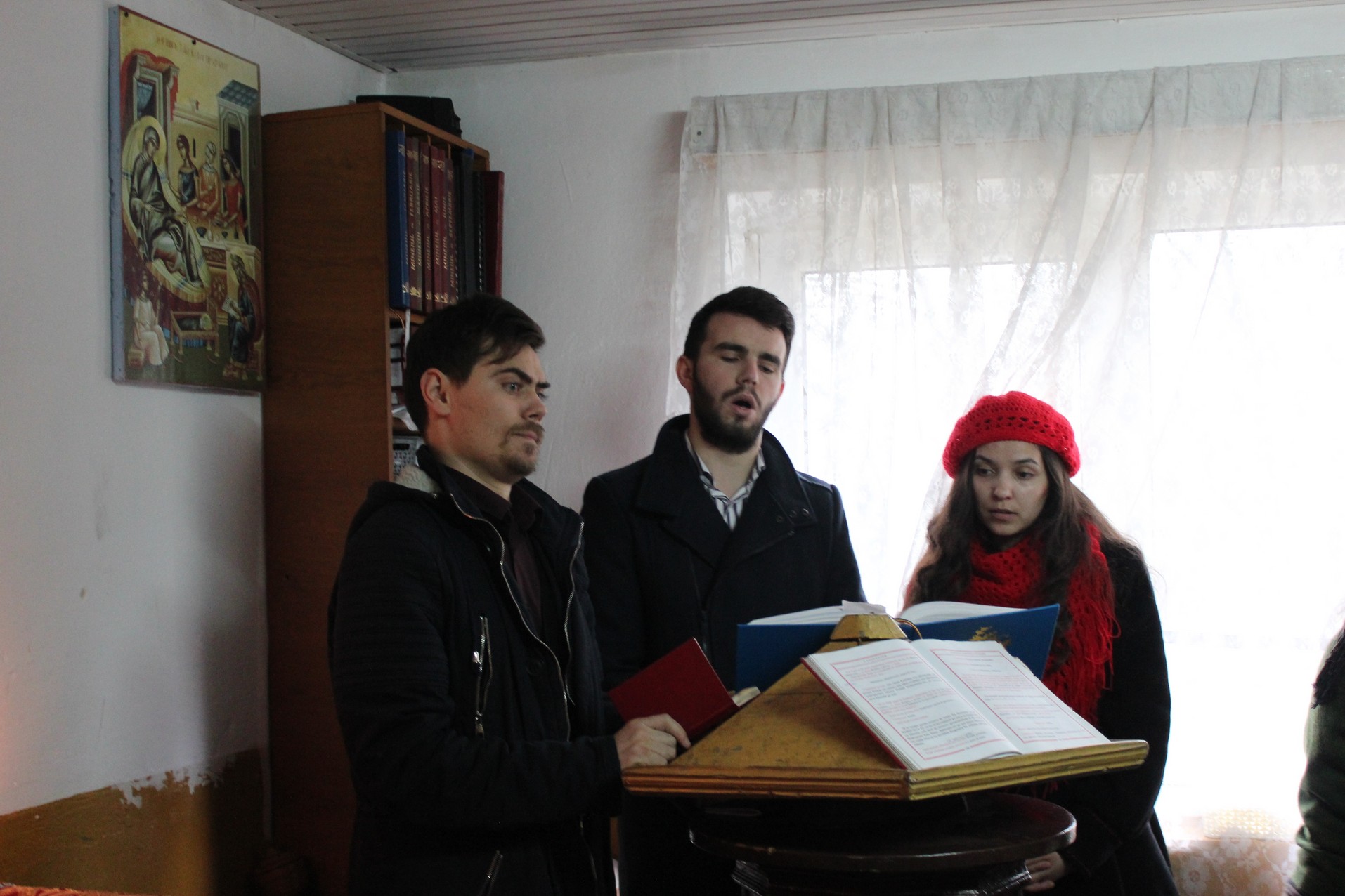 Activitate caritabilă în satul Curagău, demarată de membrii Colegiului „Sfântul Nicolae“ (GALERIE FOTO)