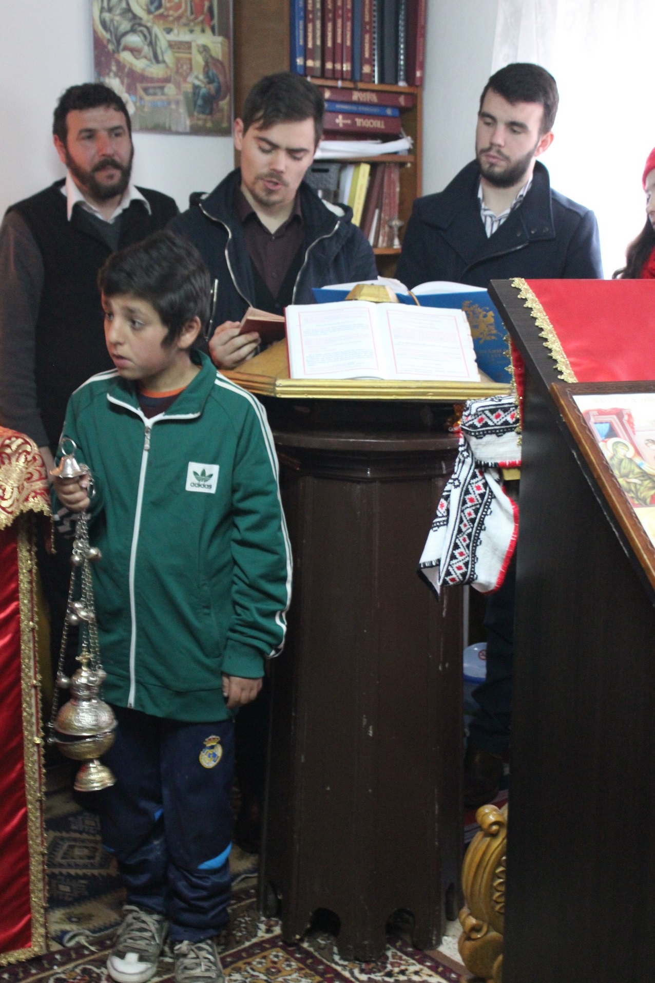 Activitate caritabilă în satul Curagău, demarată de membrii Colegiului „Sfântul Nicolae“ (GALERIE FOTO)