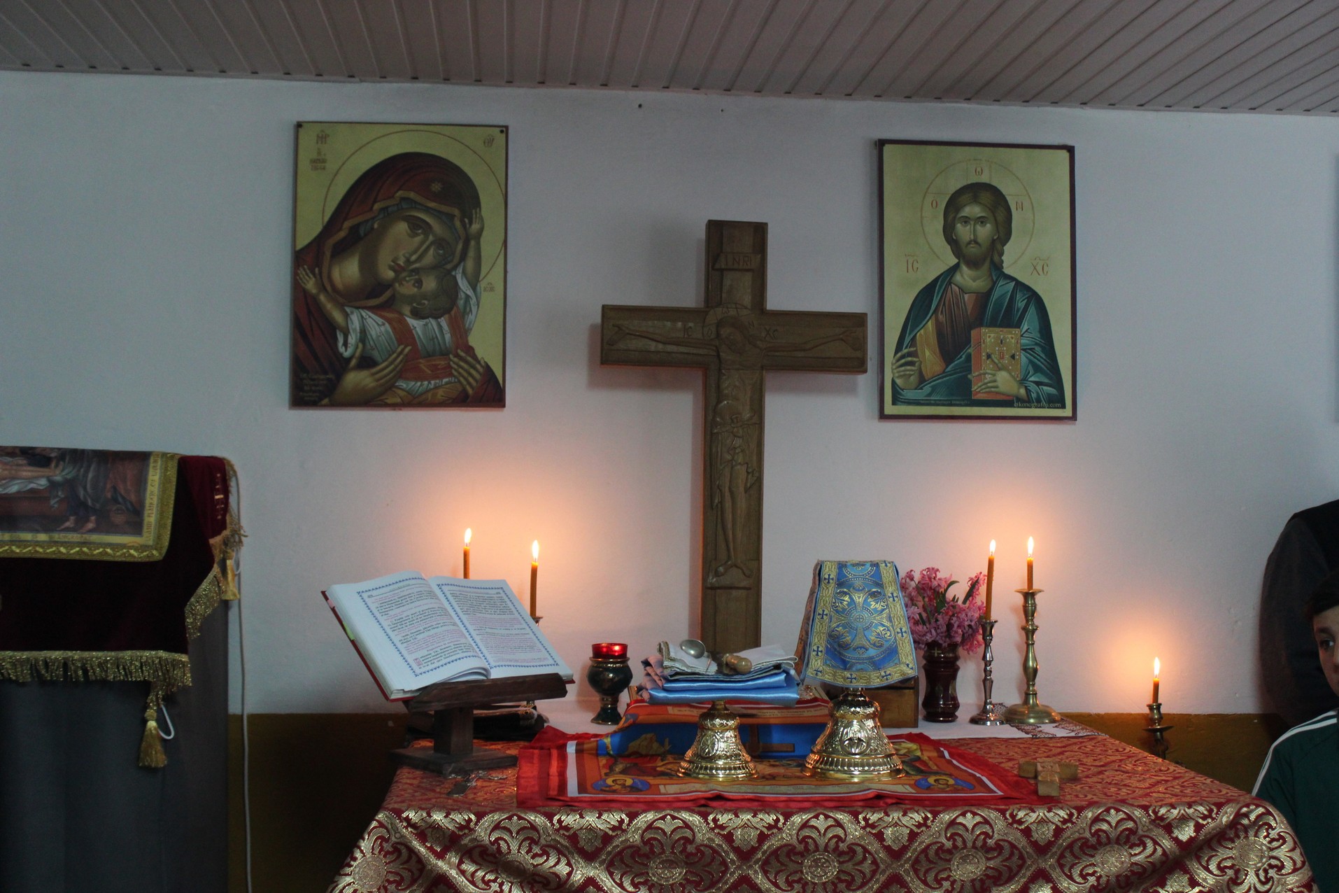 Activitate caritabilă în satul Curagău, demarată de membrii Colegiului „Sfântul Nicolae“ (GALERIE FOTO)