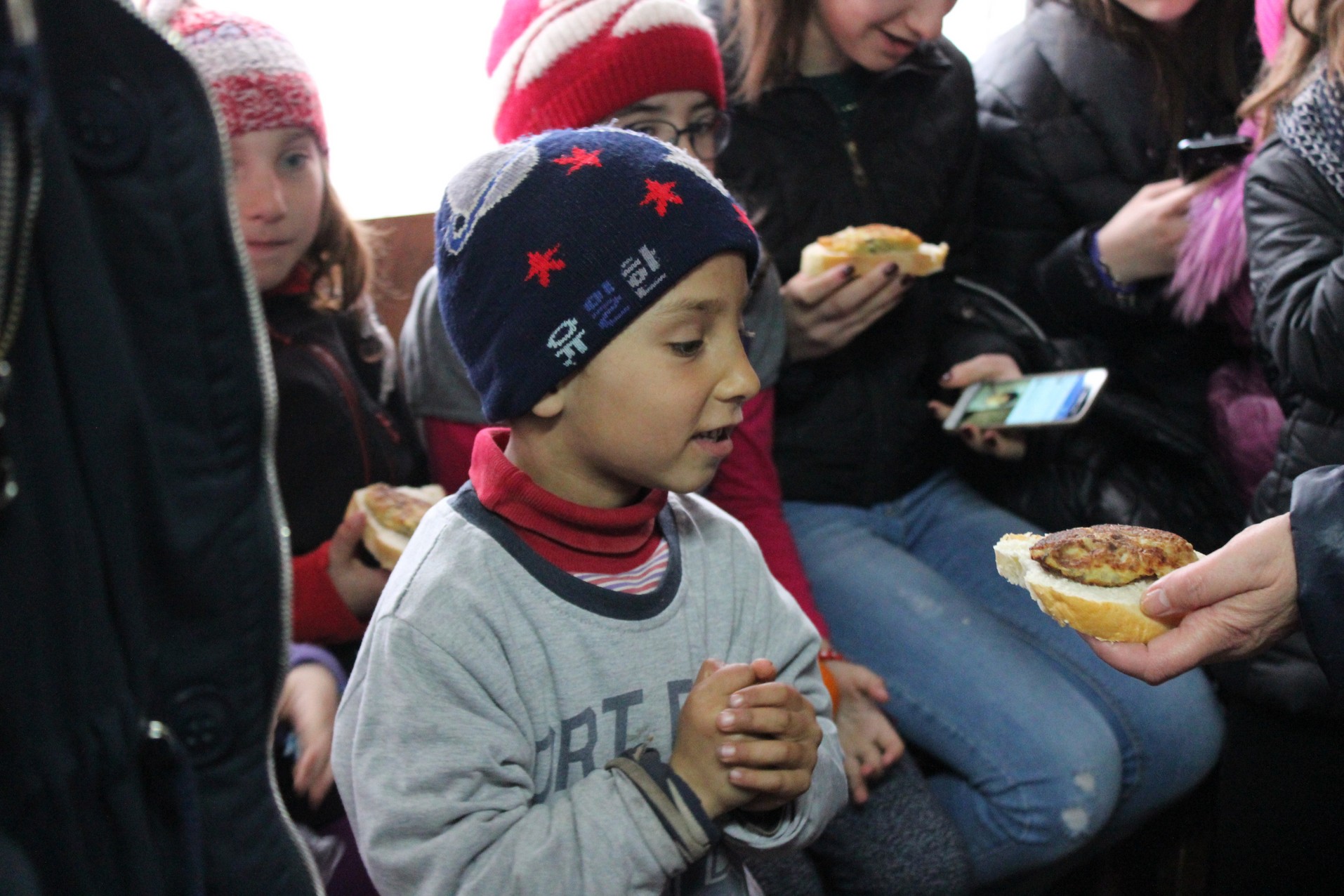 Activitate caritabilă în satul Curagău, demarată de membrii Colegiului „Sfântul Nicolae“ (GALERIE FOTO)