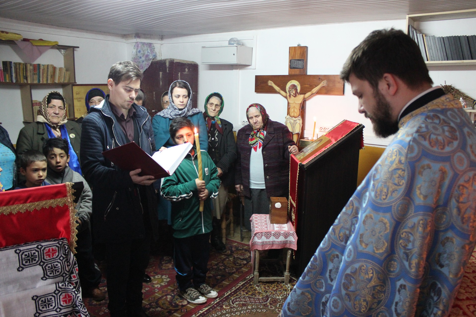 Activitate caritabilă în satul Curagău, demarată de membrii Colegiului „Sfântul Nicolae“ (GALERIE FOTO)